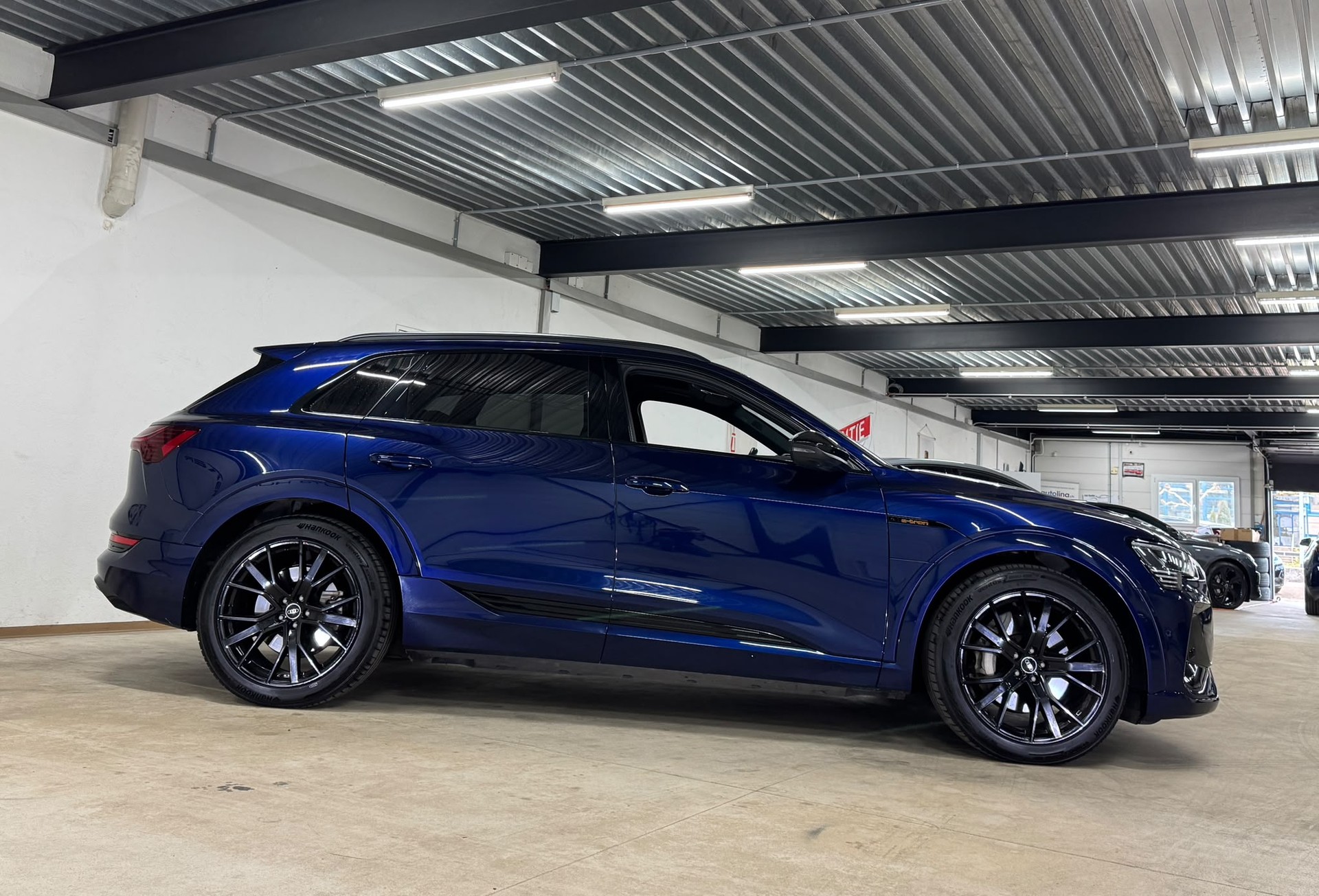 AUDI e-tron 55 S Line Black Edition quattro 95kWh 408PS / CH-Fahrzeug mit VOLL-Ausstattung-image-3