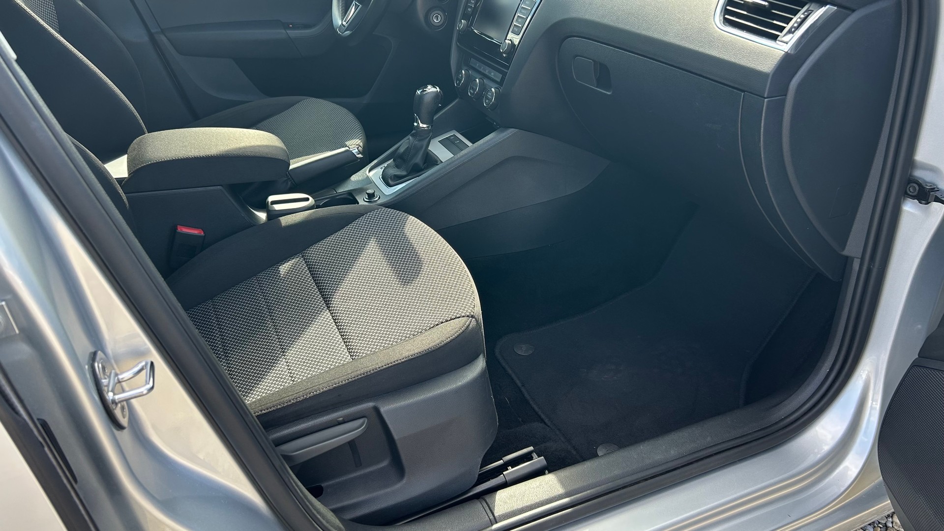 SKODA Octavia Combi 1.6 TDI Ambition DSG-image-14