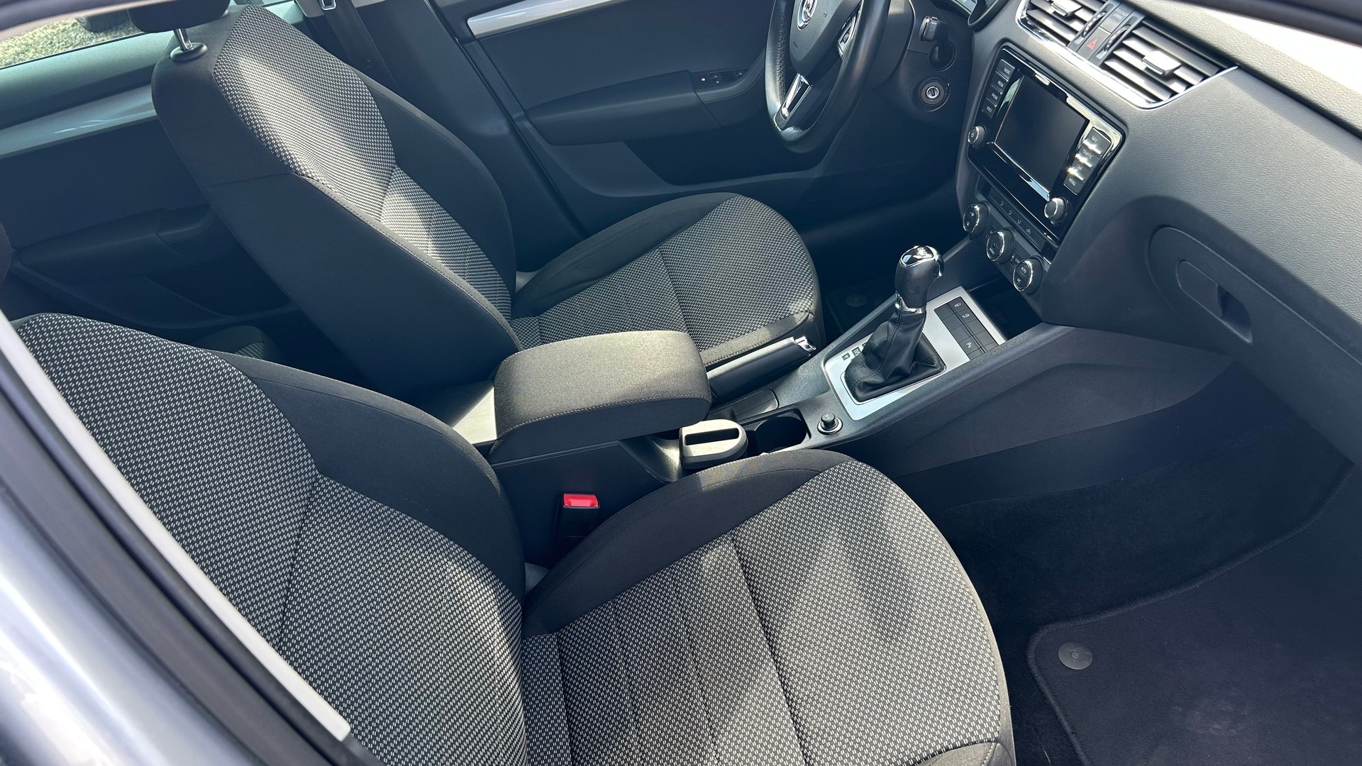 SKODA Octavia Combi 1.6 TDI Ambition DSG-image-12