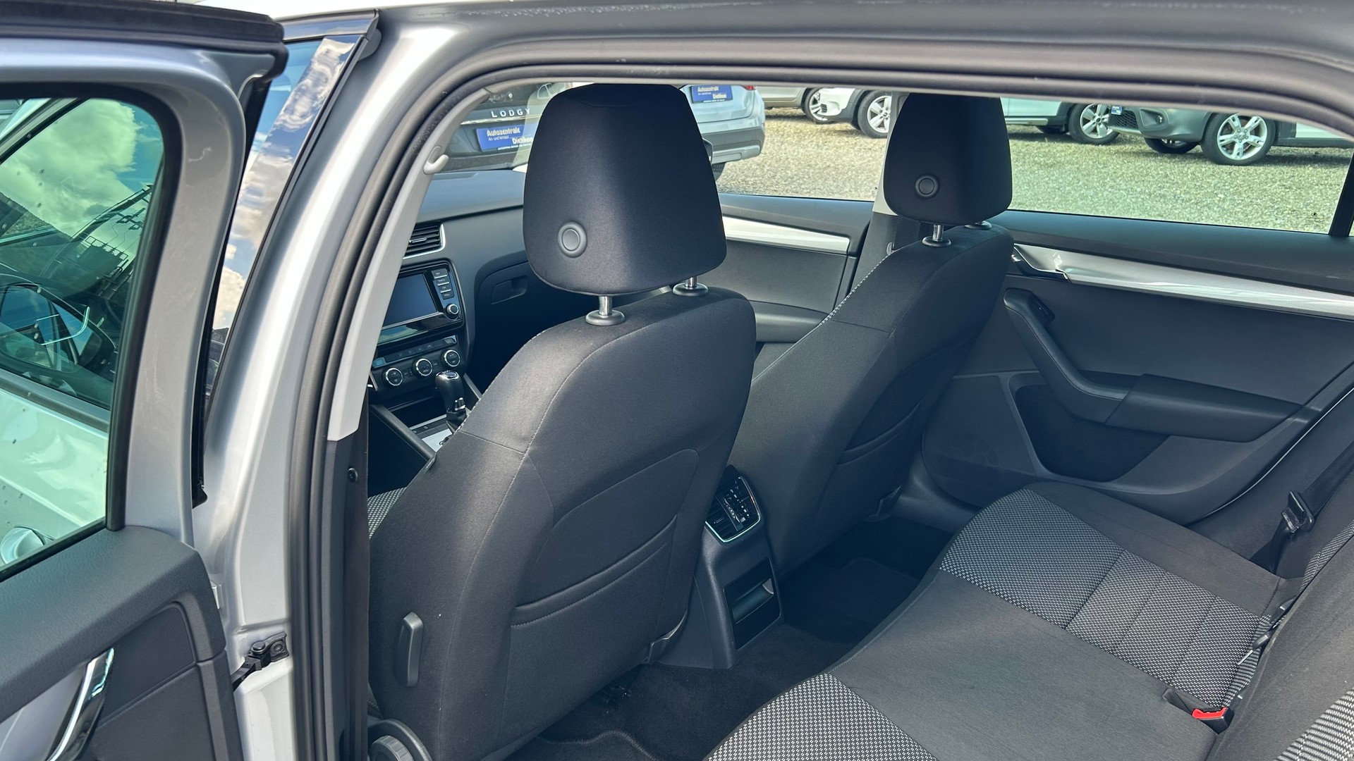 SKODA Octavia Combi 1.6 TDI Ambition DSG-image-24