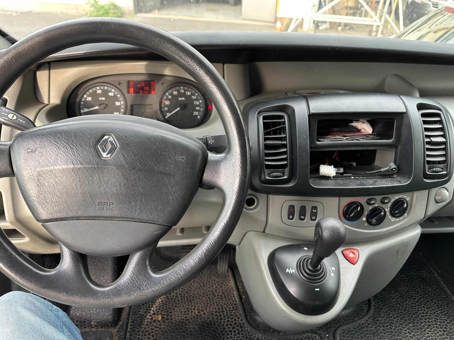 RENAULT Trafic 2.5 dCi 2.9t L2H1-image-4