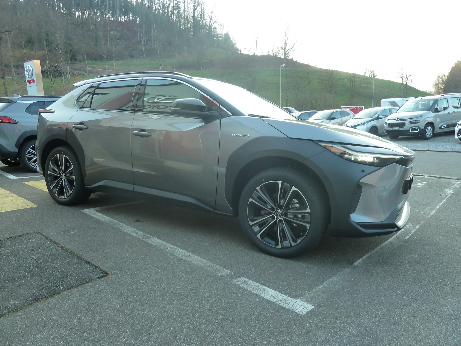 TOYOTA bZ4X Premium 71,4 kWh 4WD-image-8