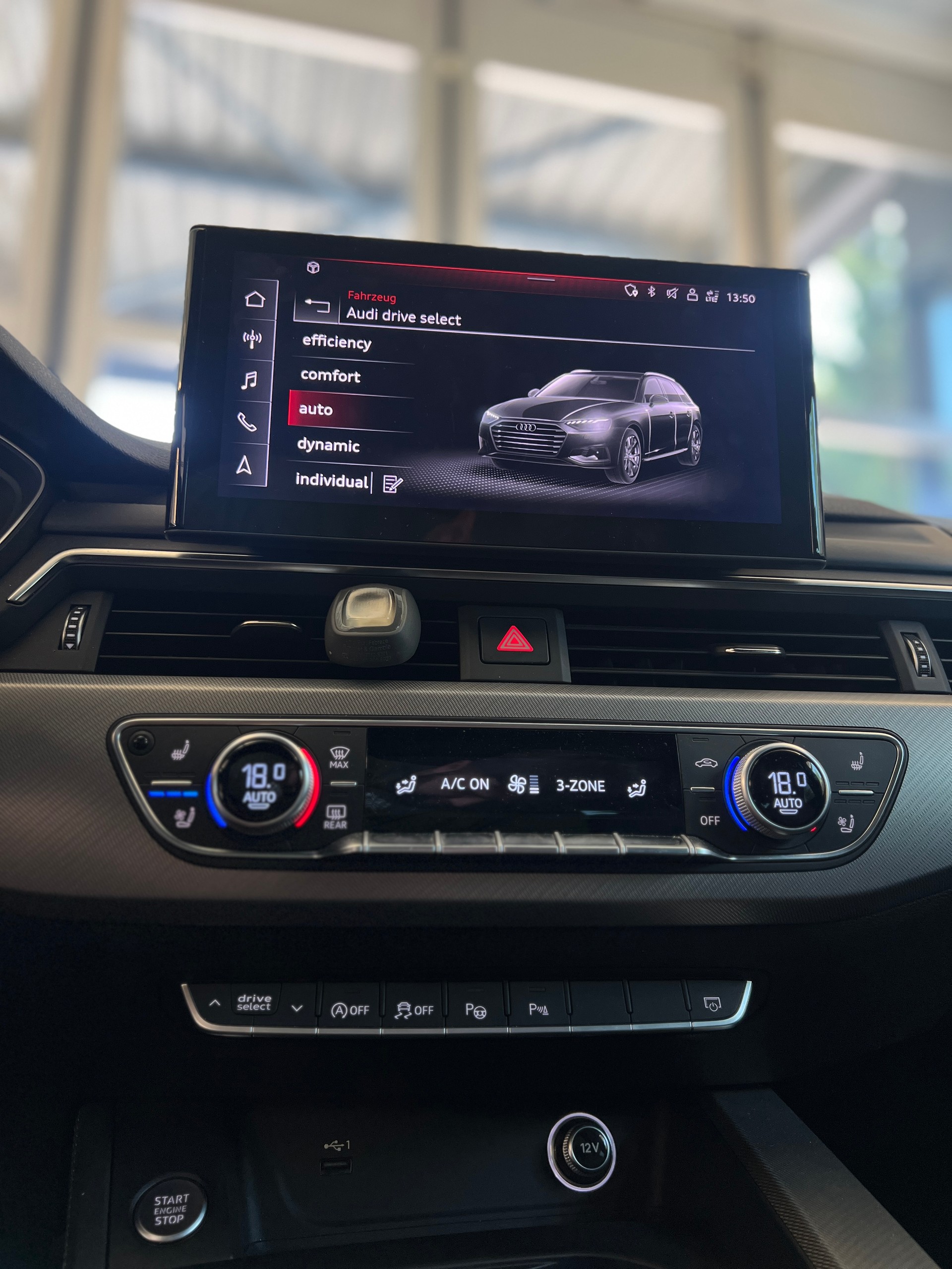 AUDI A4 Avant 40 TDI S line Attraction quattro S-tronic-image-13