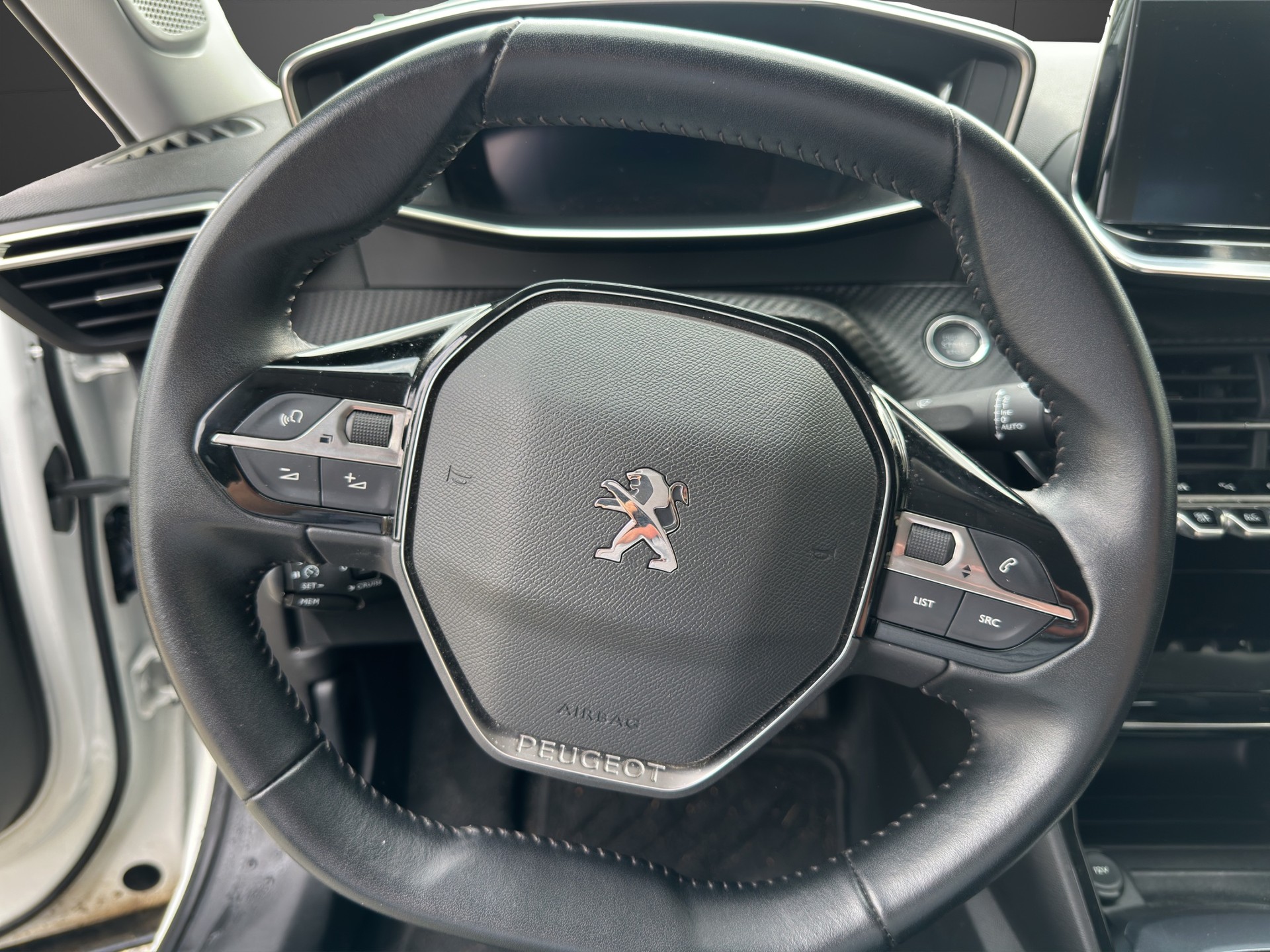 PEUGEOT 2008 e Allure-image-11
