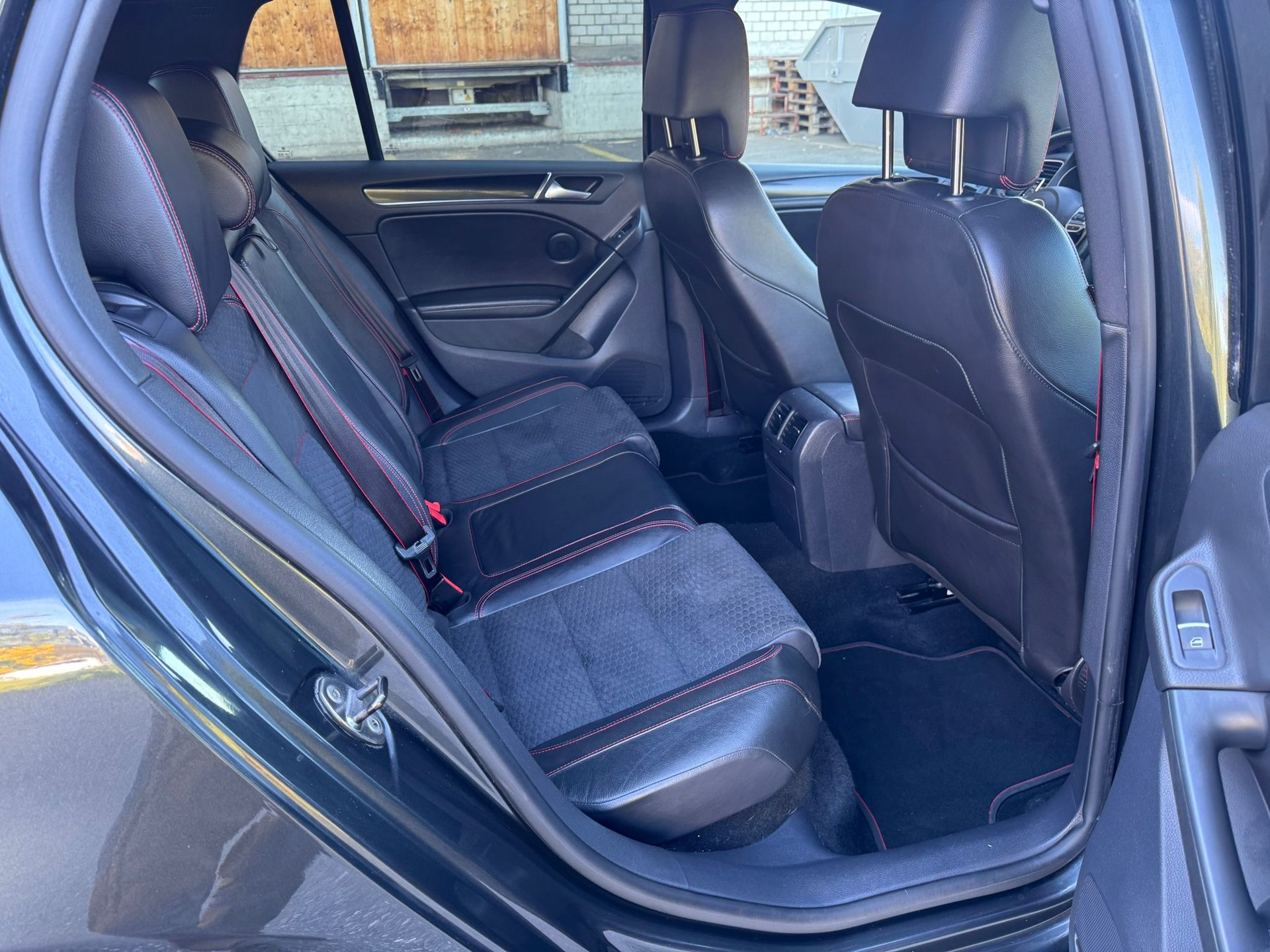 VW Golf 2.0 TSI GTI Edition 35 DSG-image-10