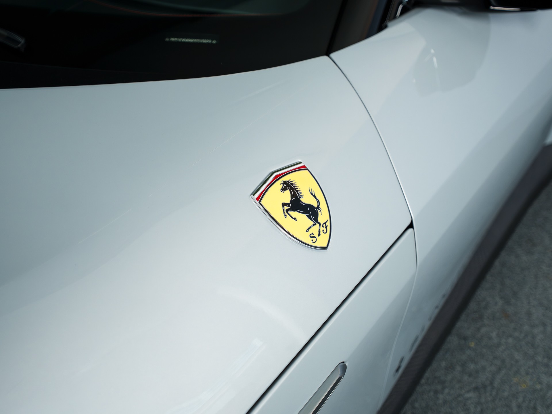 FERRARI 12 Cilindri sofort verfügbar-showroom-element-3