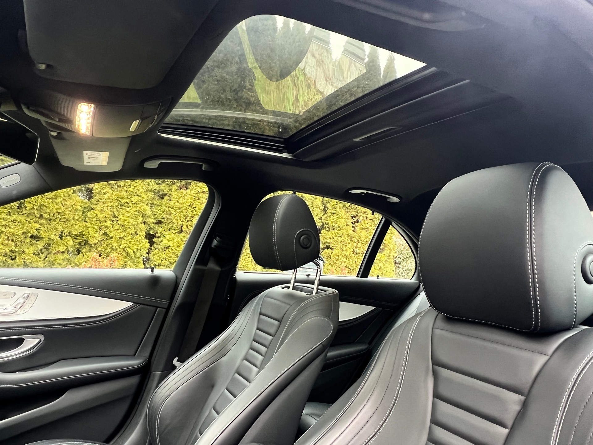 MERCEDES-BENZ E 300 e 4Matic AMG Line 9G-Tronic-image-9