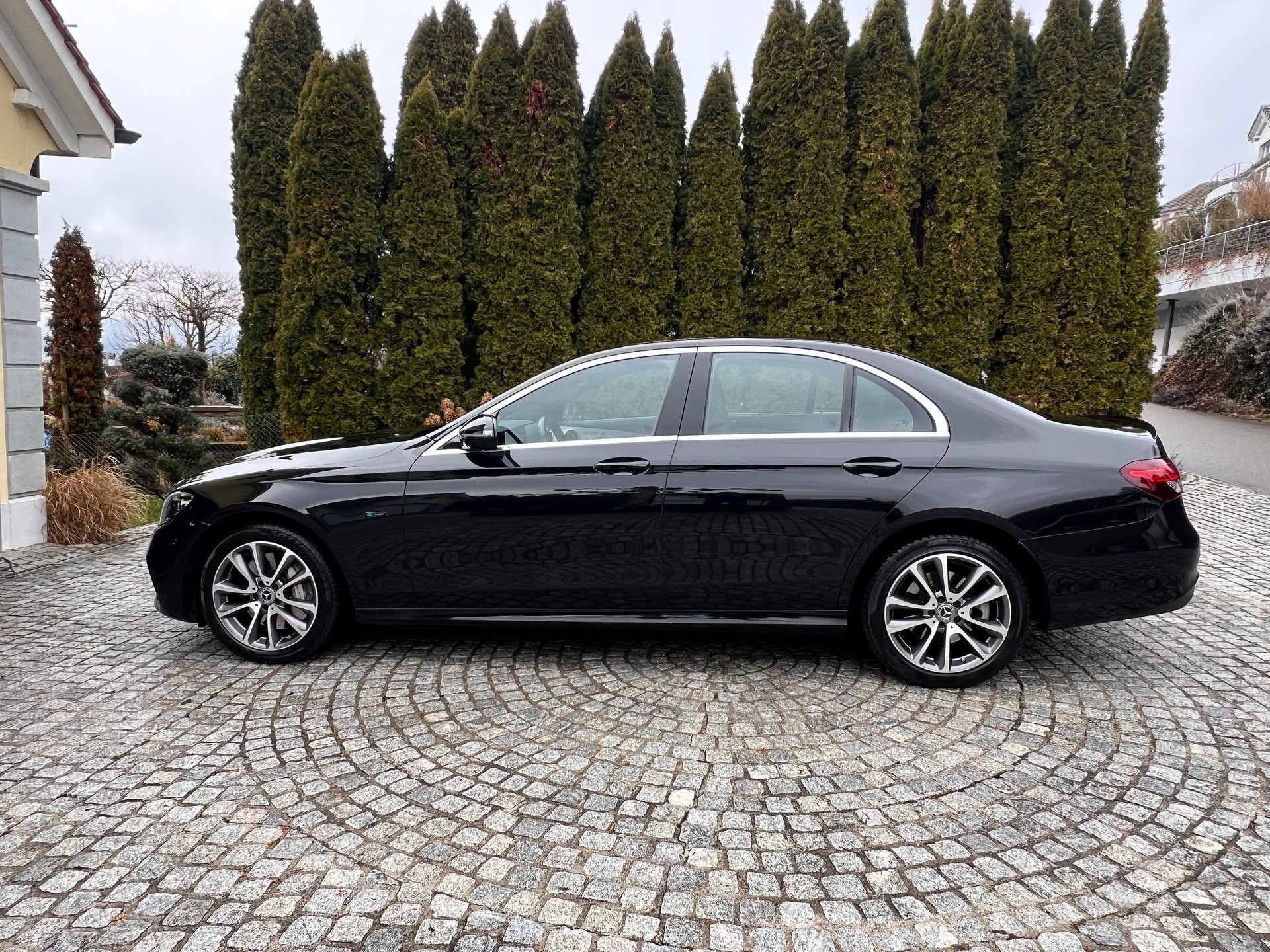 MERCEDES-BENZ E 300 e 4Matic AMG Line 9G-Tronic-image-4