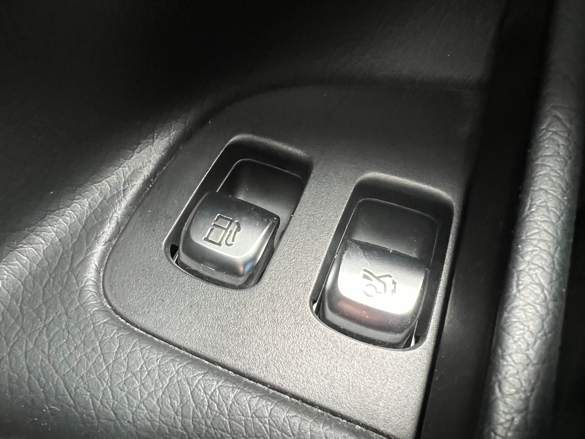 MERCEDES-BENZ E 300 e 4Matic AMG Line 9G-Tronic-image-13