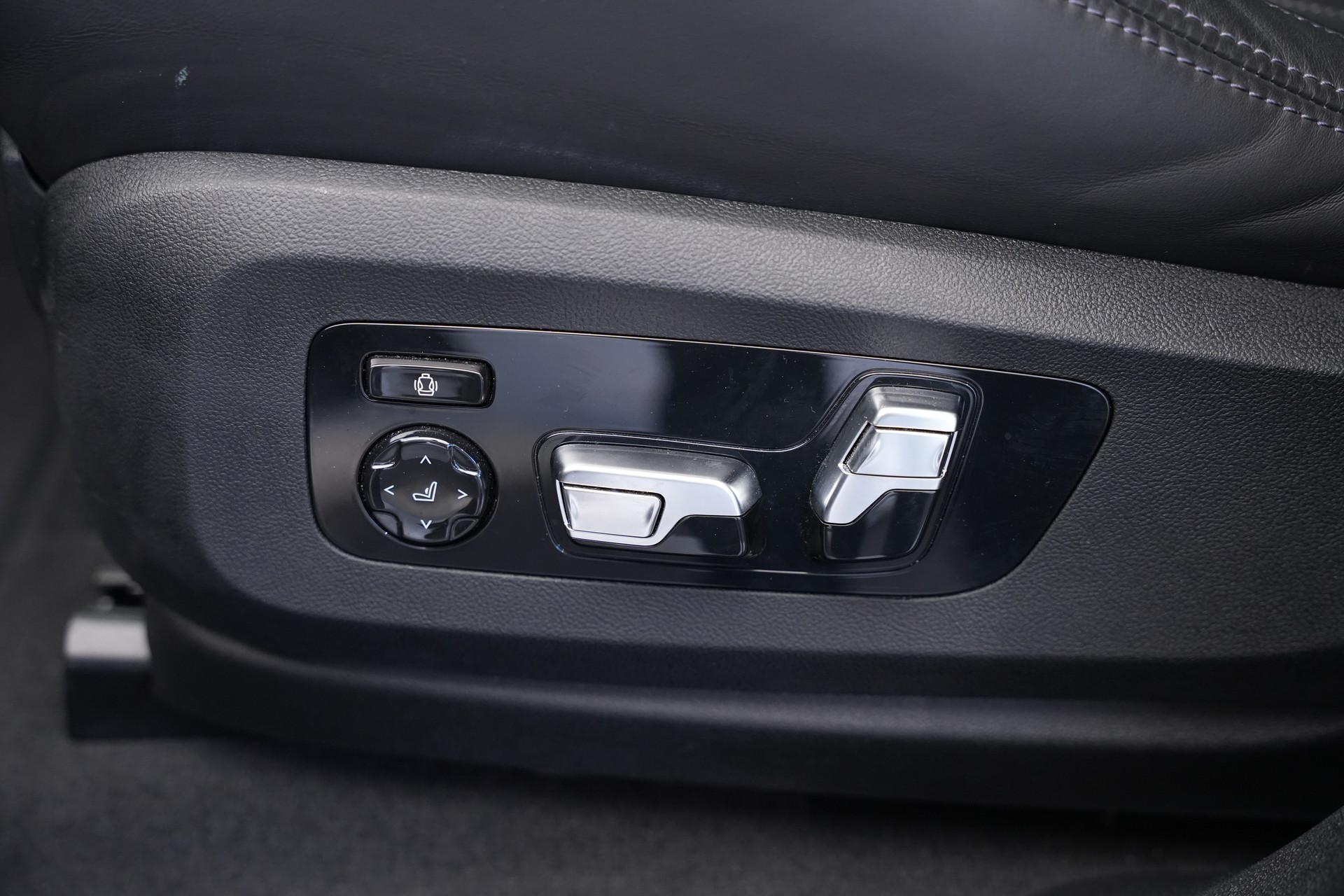 BMW X6M Steptronic M Competition *CH-Fahrzeug* *Carbon* *B&W*-image-19