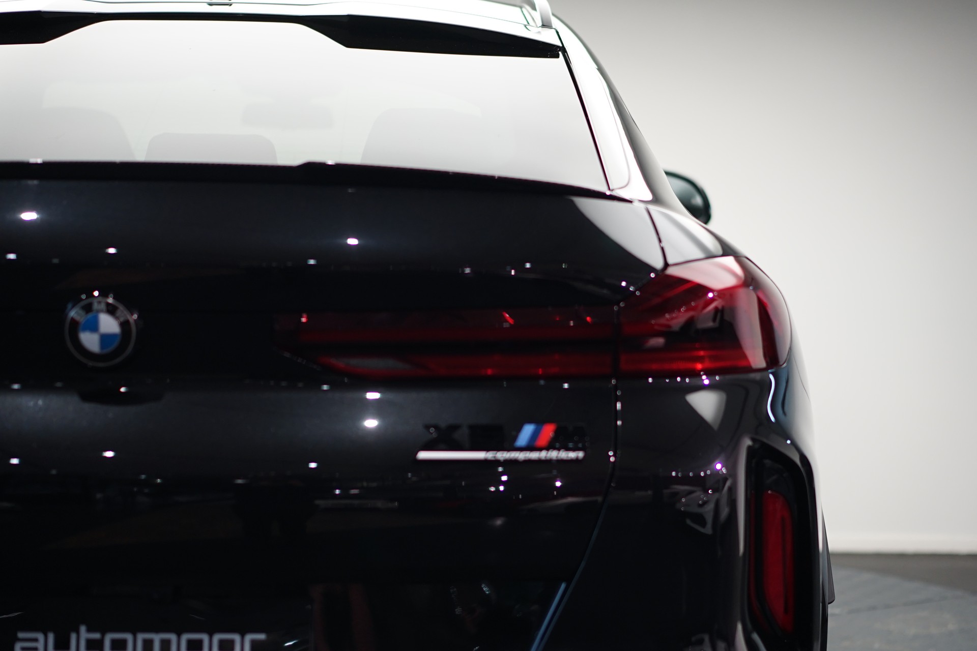 BMW X6M Steptronic M Competition *CH-Fahrzeug* *Carbon* *B&W*-image-9