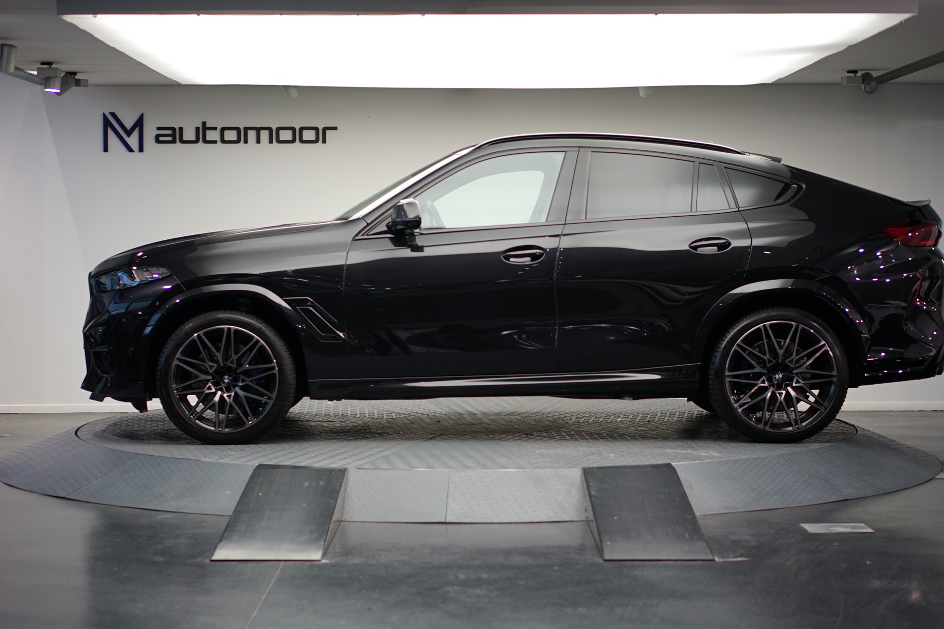 BMW X6M Steptronic M Competition *CH-Fahrzeug* *Carbon* *B&W*-image-7