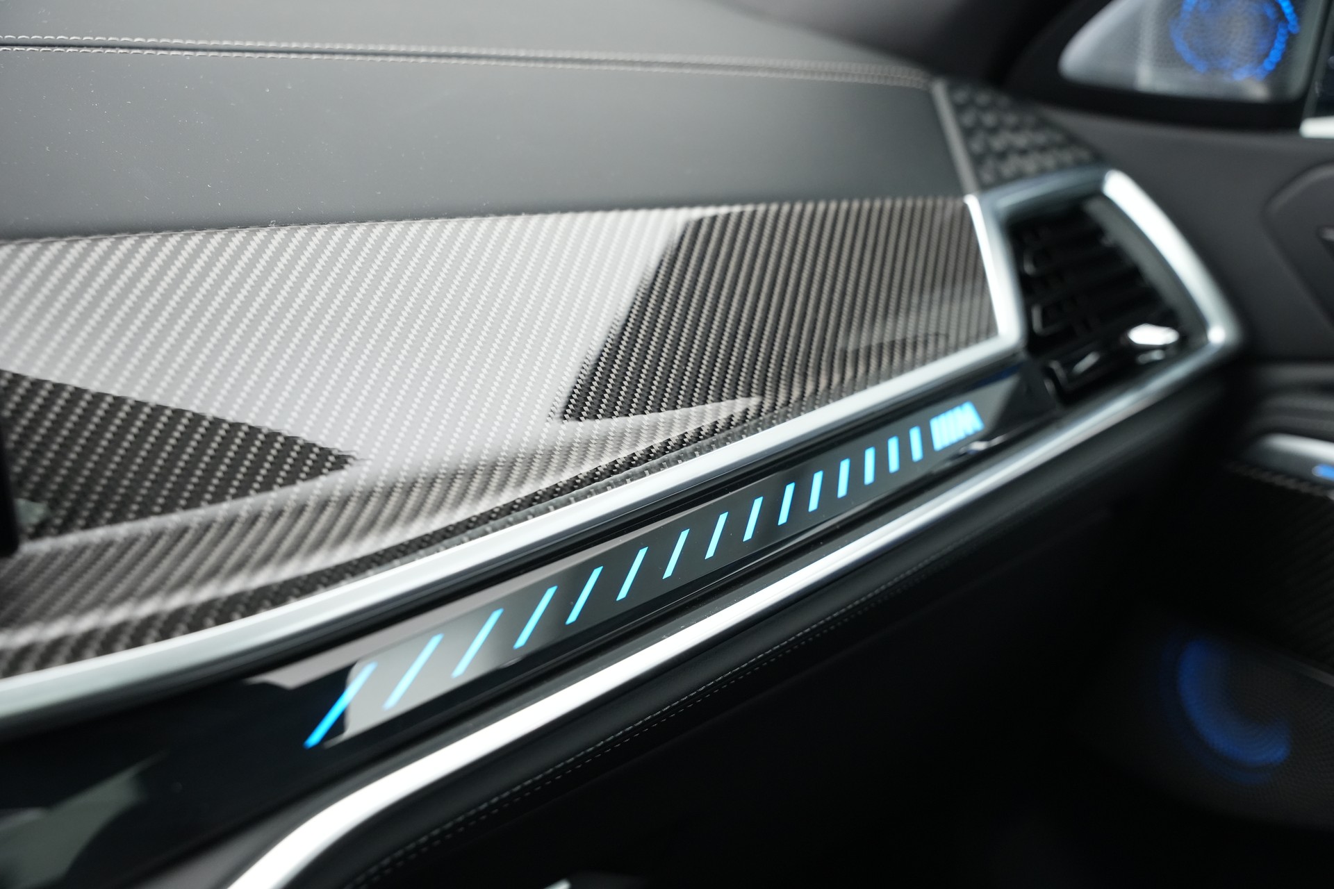 BMW X6M Steptronic M Competition *CH-Fahrzeug* *Carbon* *B&W*-image-34