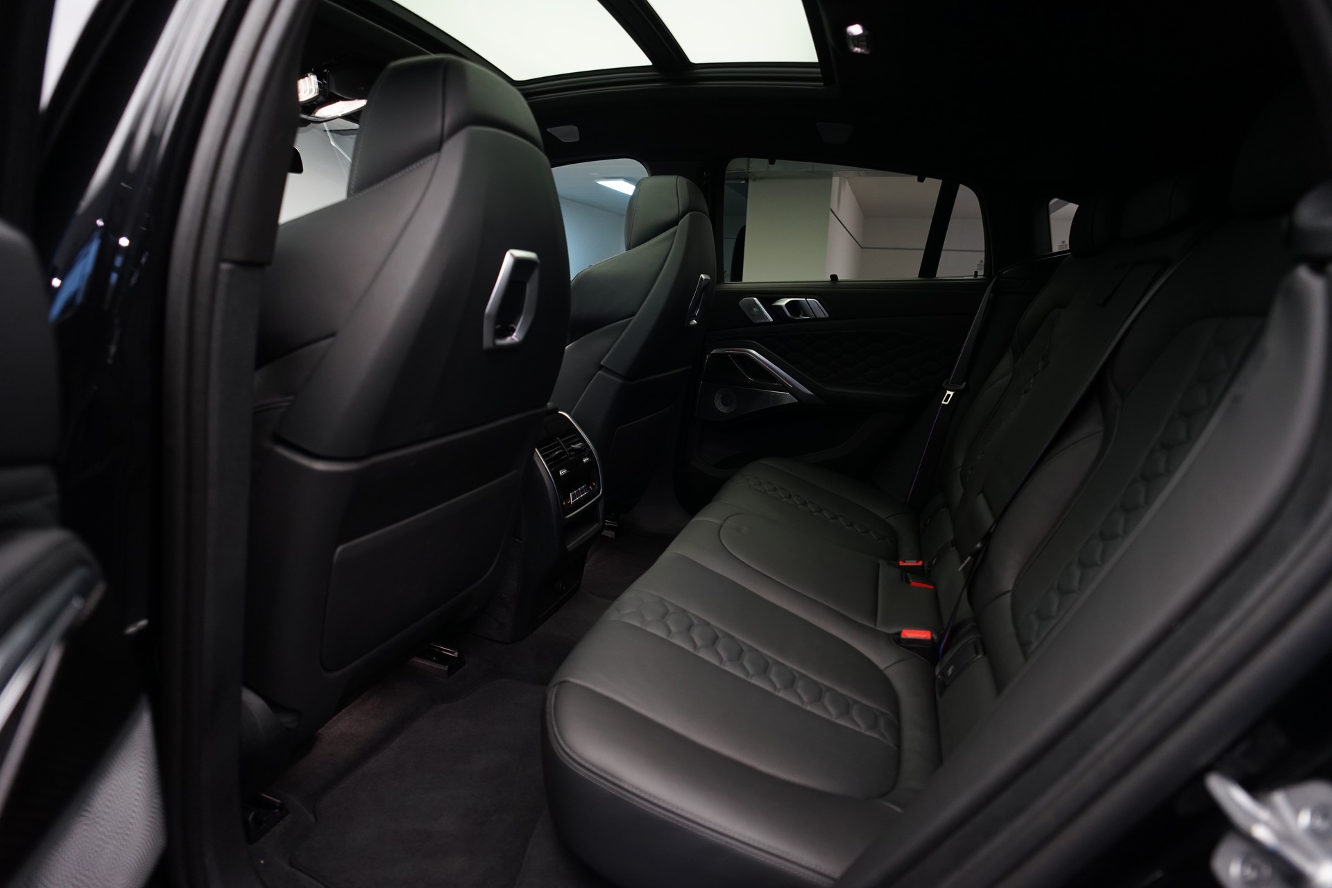 BMW X6M Steptronic M Competition *CH-Fahrzeug* *Carbon* *B&W*-image-17