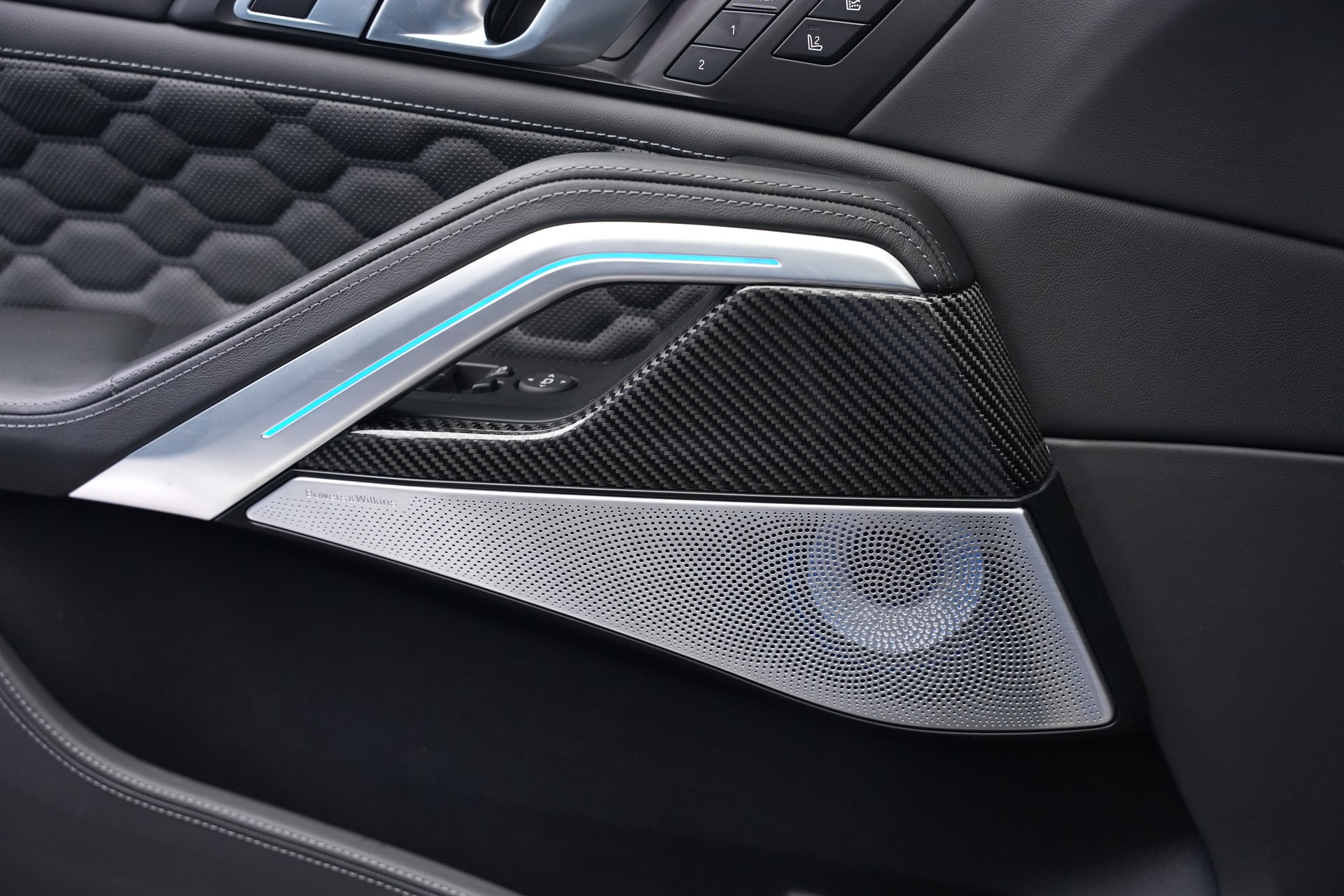 BMW X6M Steptronic M Competition *CH-Fahrzeug* *Carbon* *B&W*-image-43