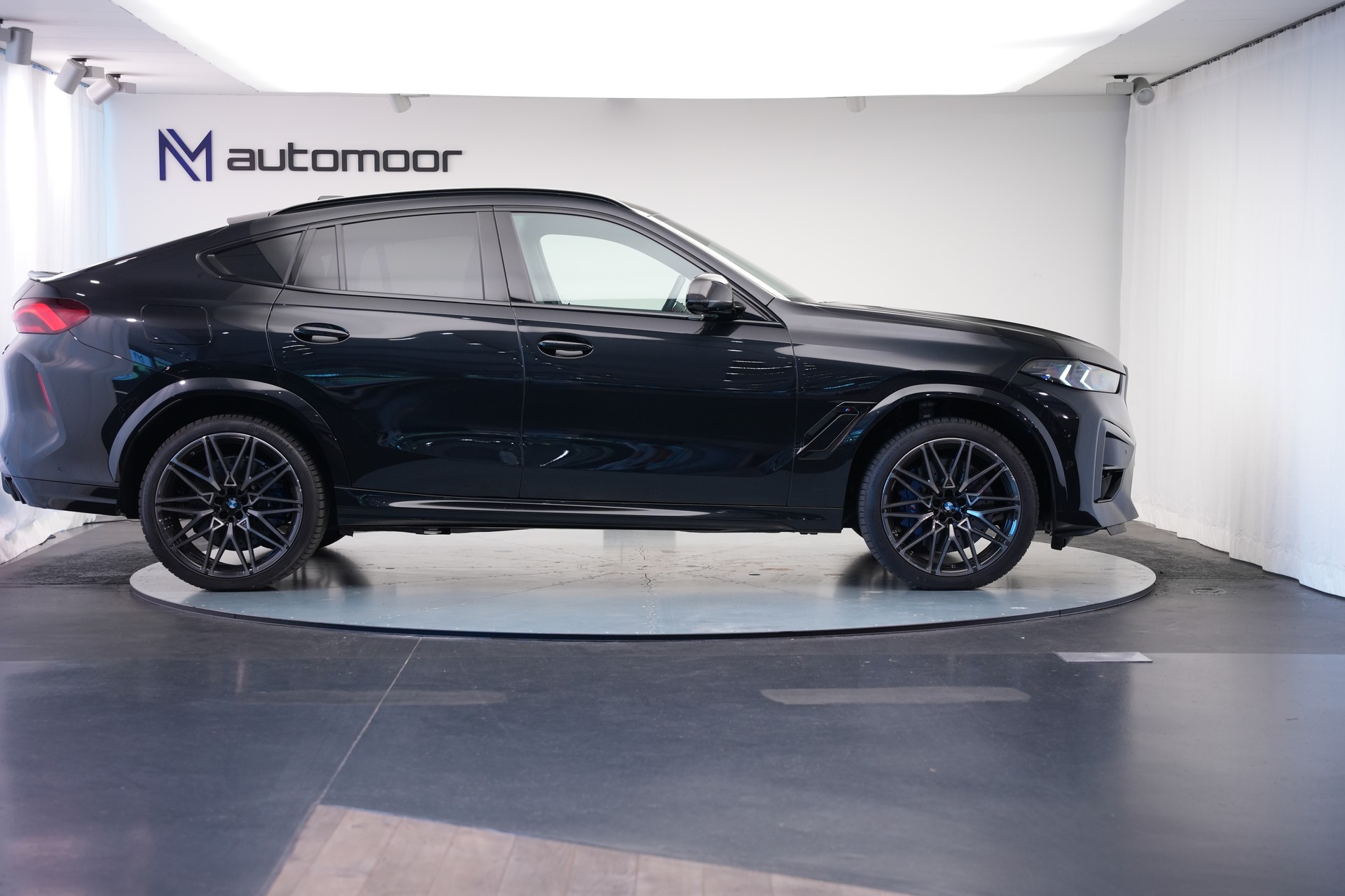 BMW X6M Steptronic M Competition *CH-Fahrzeug* *Carbon* *B&W*-showroom-element-3