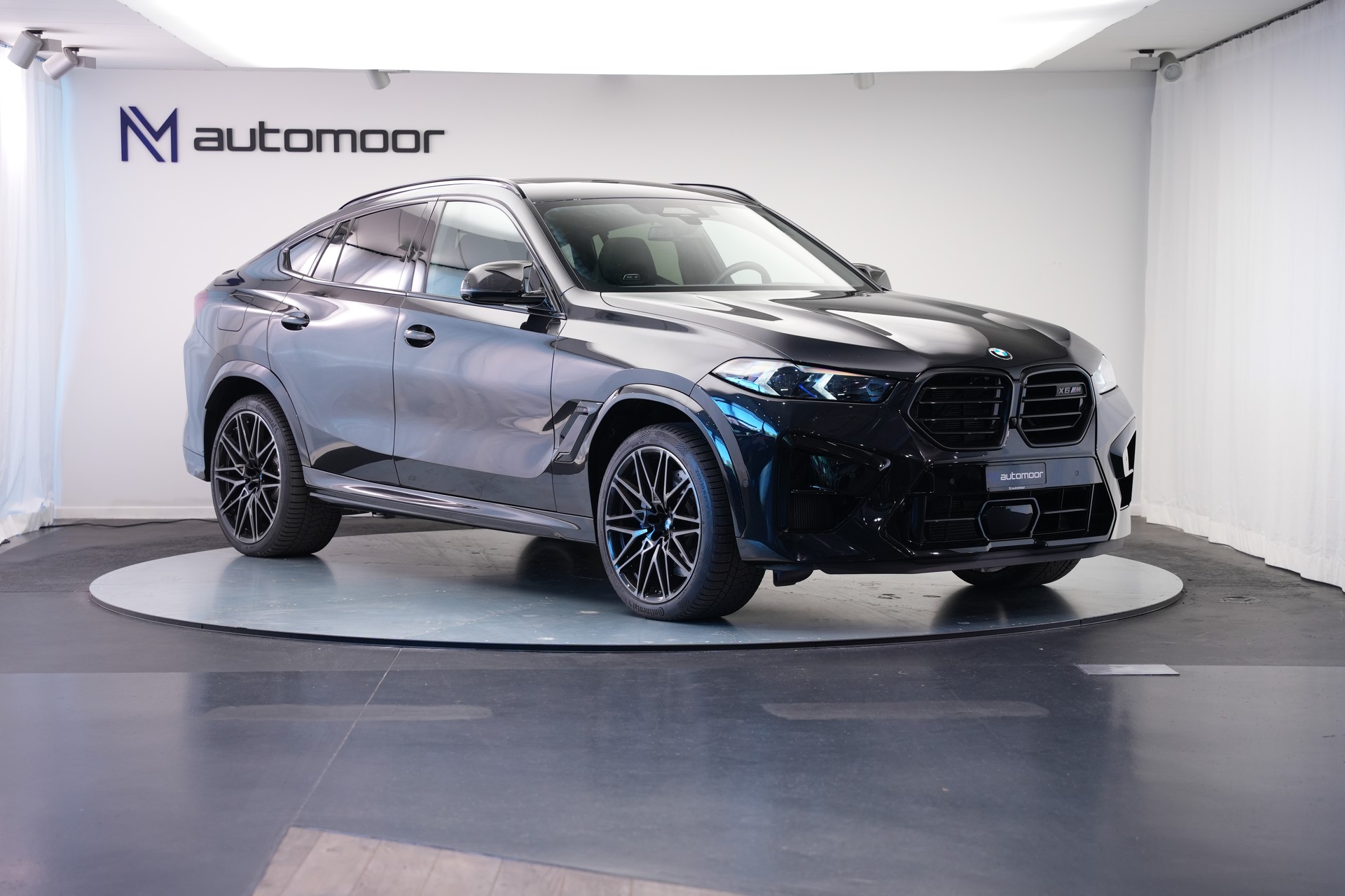 BMW X6M Steptronic M Competition *CH-Fahrzeug* *Carbon* *B&W*-showroom-element-2