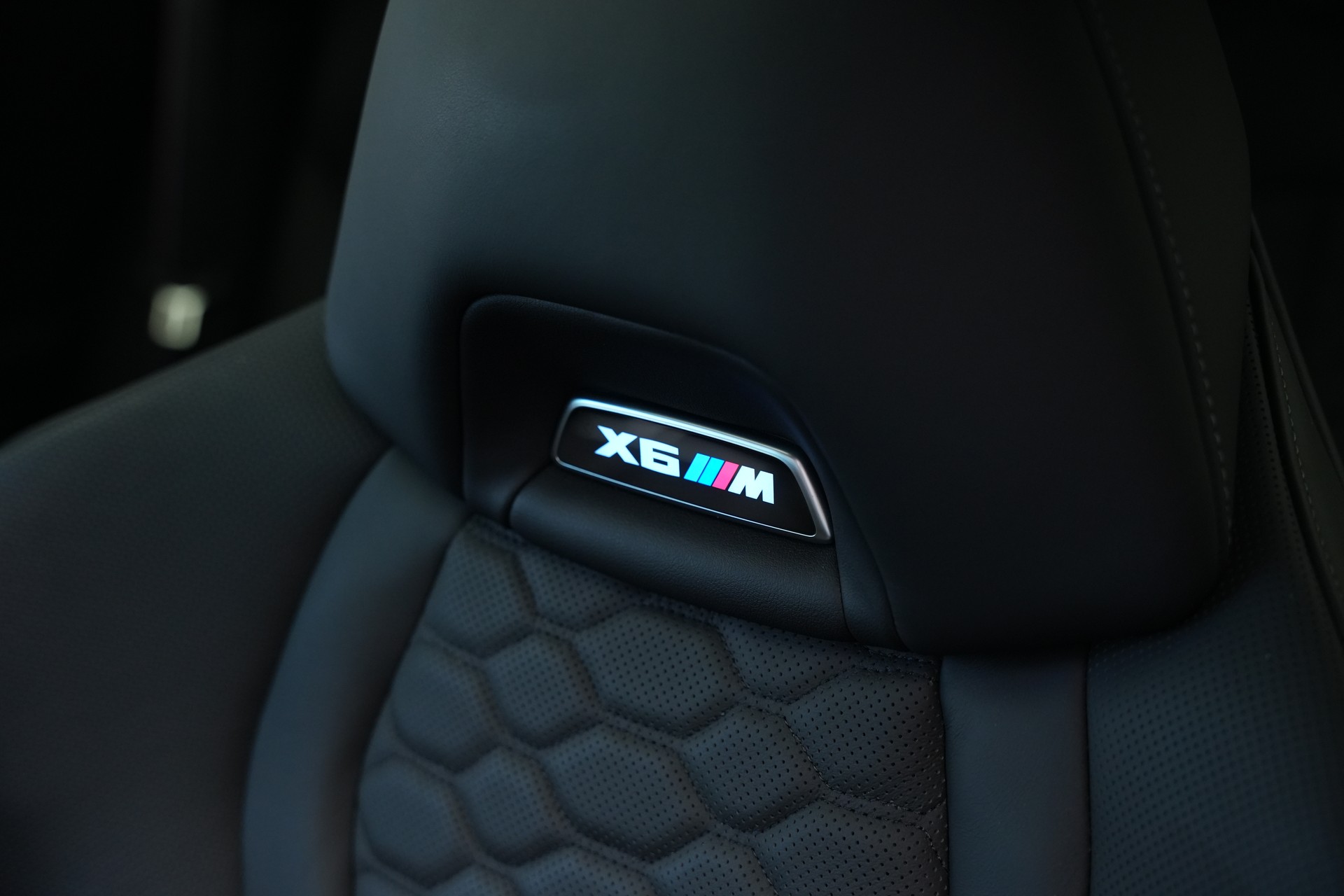 BMW X6M Steptronic M Competition *CH-Fahrzeug* *Carbon* *B&W*-image-55