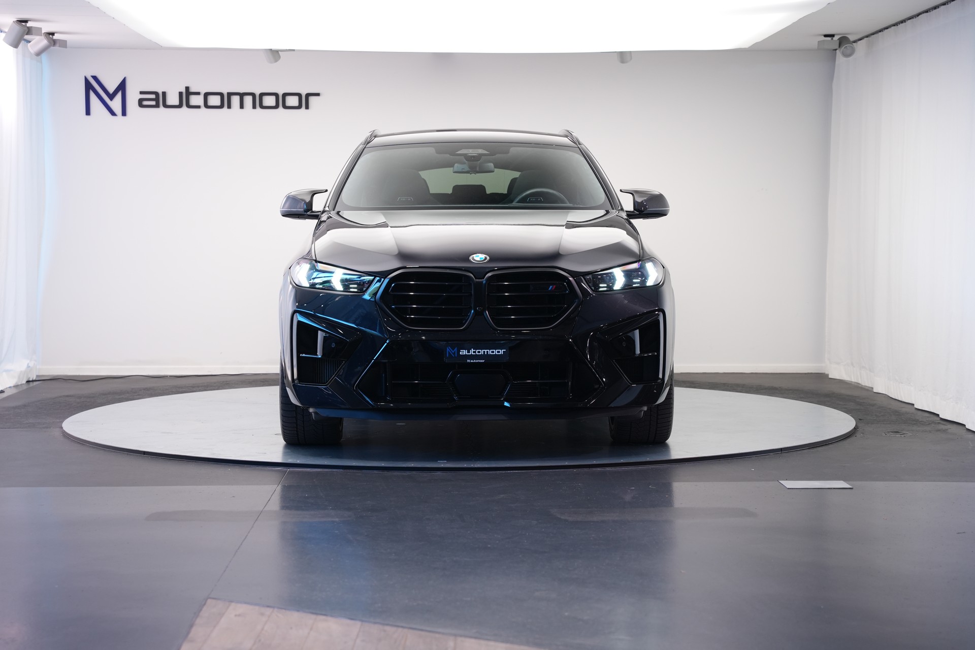 BMW X6M Steptronic M Competition *CH-Fahrzeug* *Carbon* *B&W*-showroom-element-1