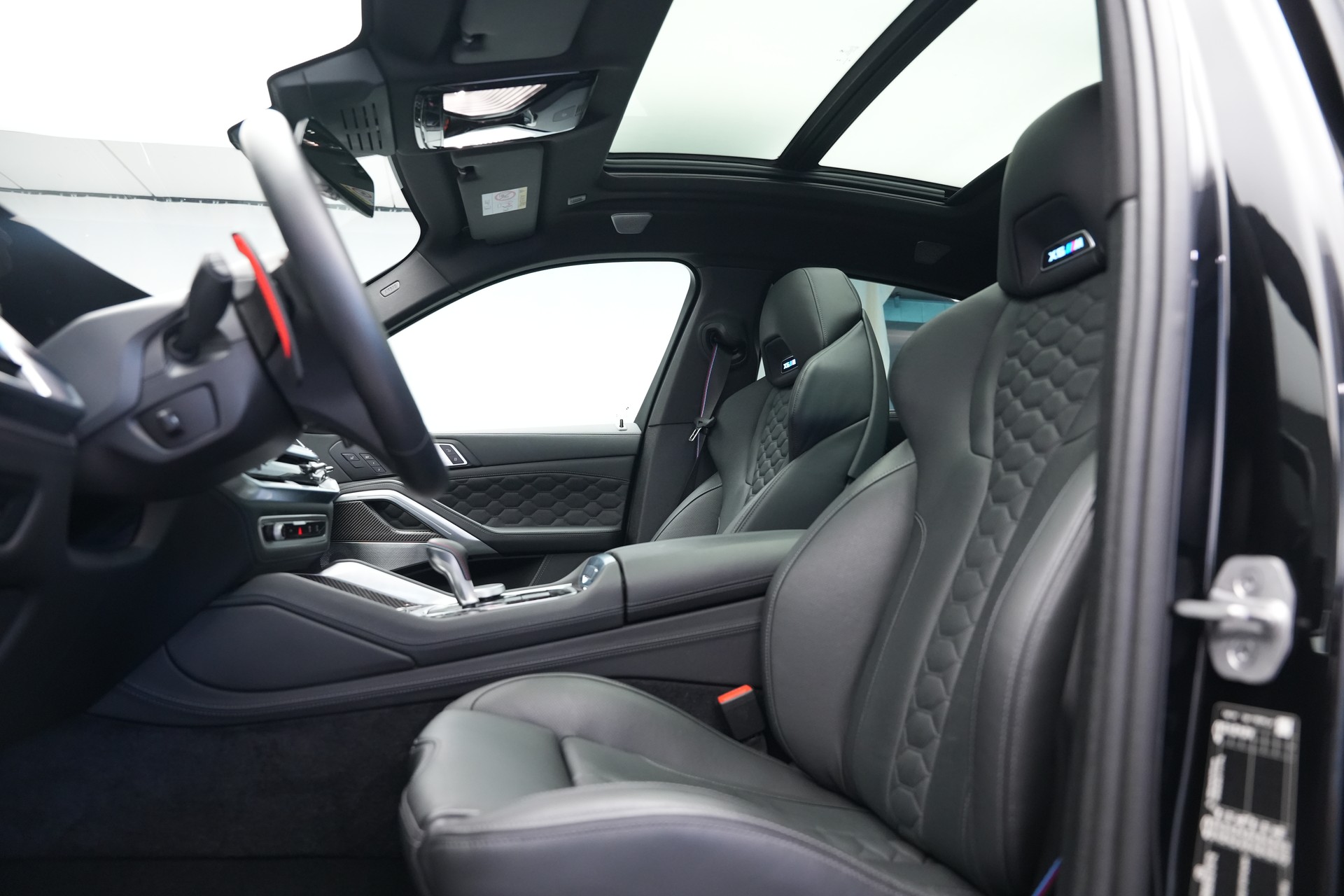 BMW X6M Steptronic M Competition *CH-Fahrzeug* *Carbon* *B&W*-image-12