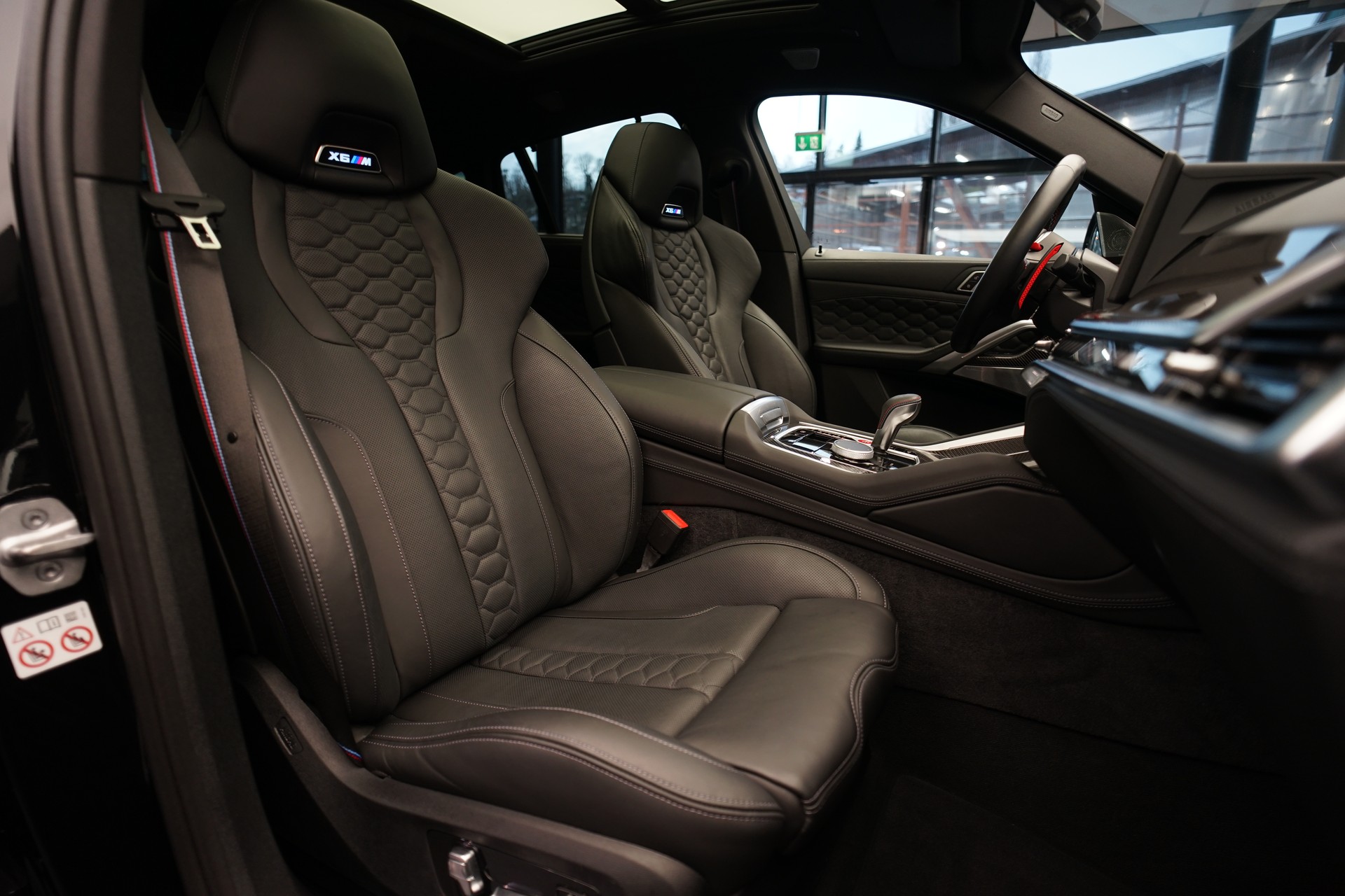 BMW X6M Steptronic M Competition *CH-Fahrzeug* *Carbon* *B&W*-image-14