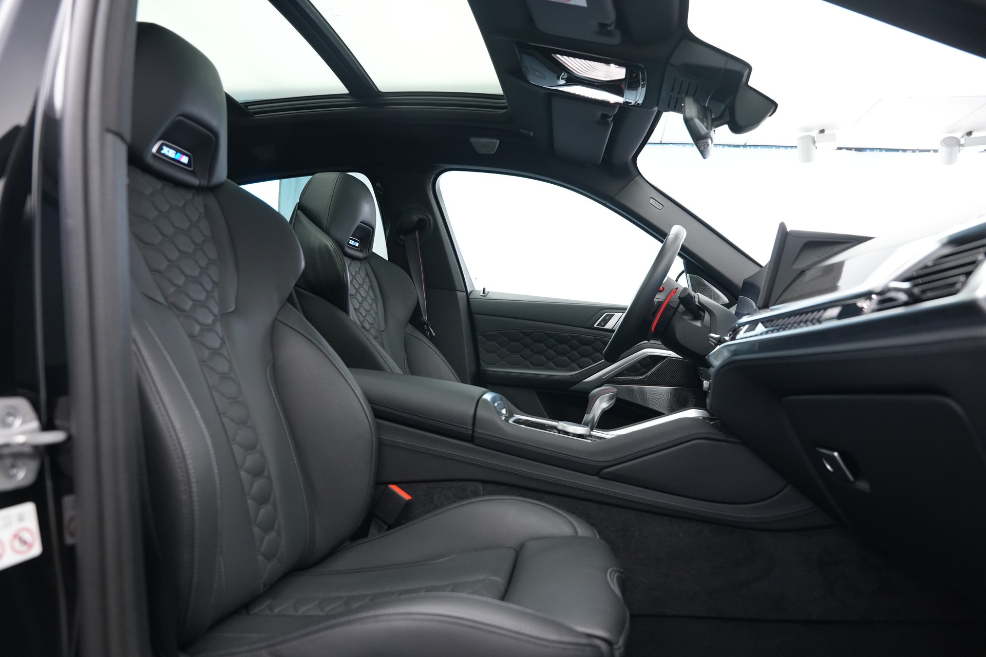 BMW X6M Steptronic M Competition *CH-Fahrzeug* *Carbon* *B&W*-image-14