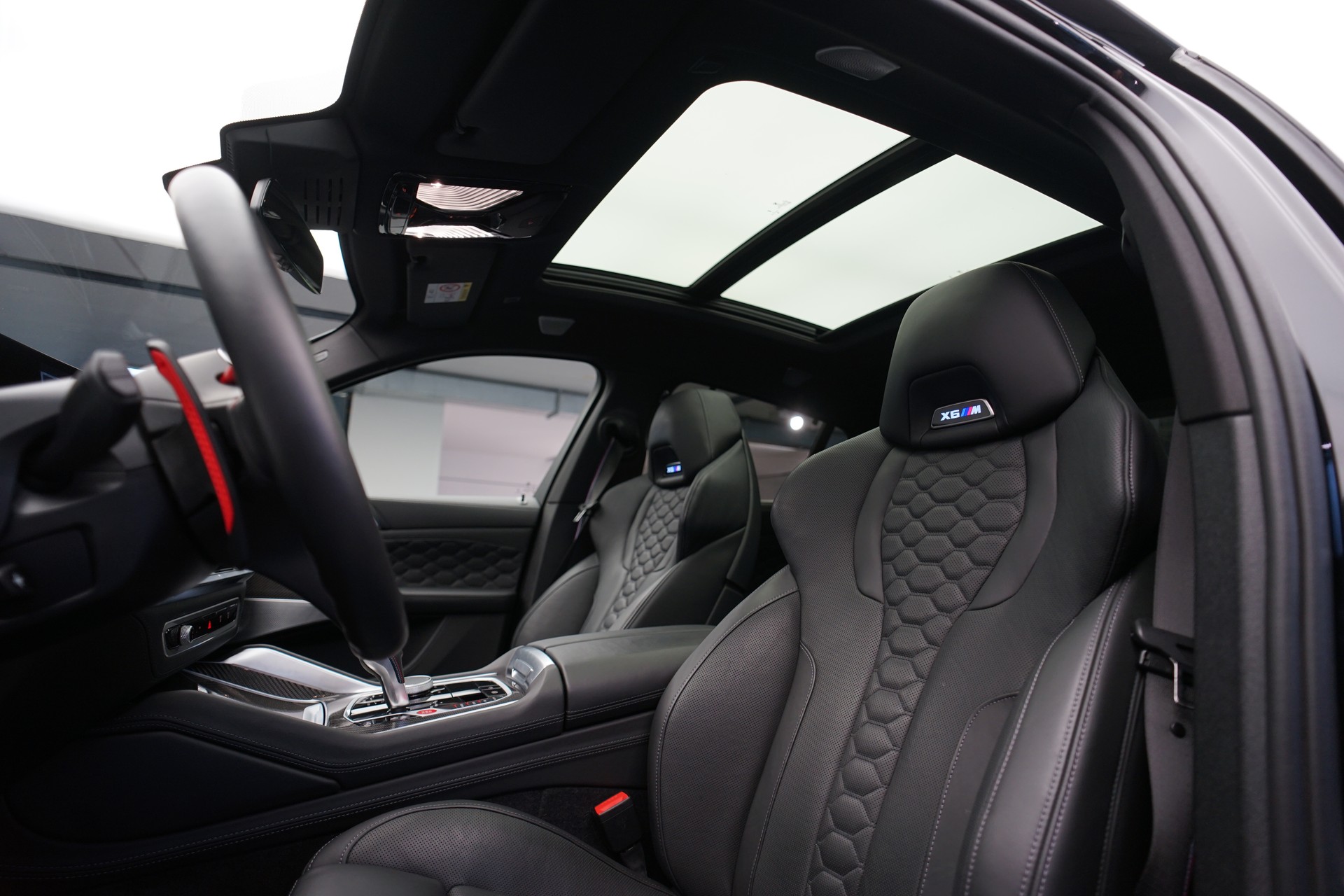 BMW X6M Steptronic M Competition *CH-Fahrzeug* *Carbon* *B&W*-image-16