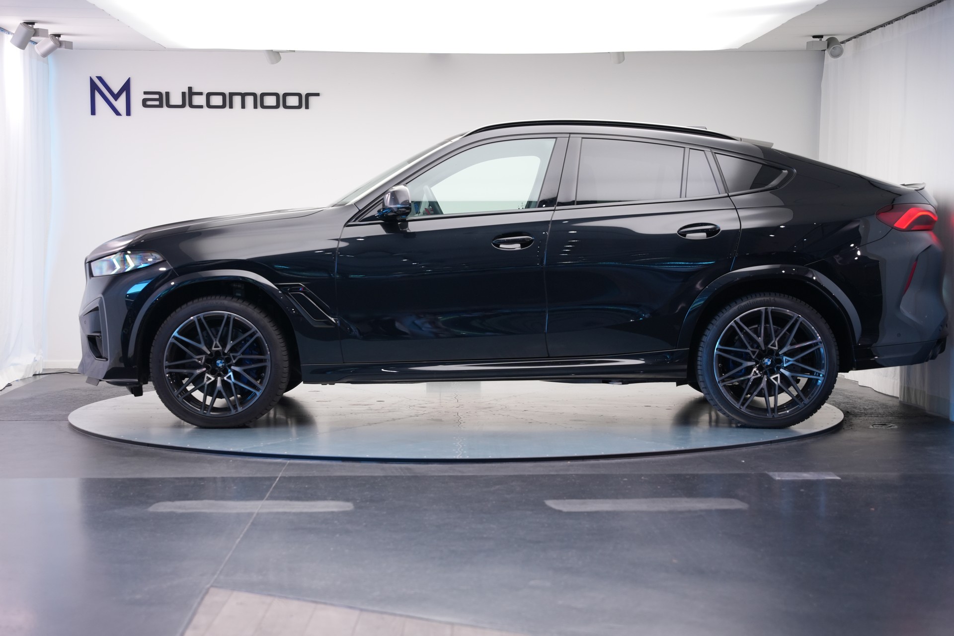 BMW X6M Steptronic M Competition *CH-Fahrzeug* *Carbon* *B&W*-image-7