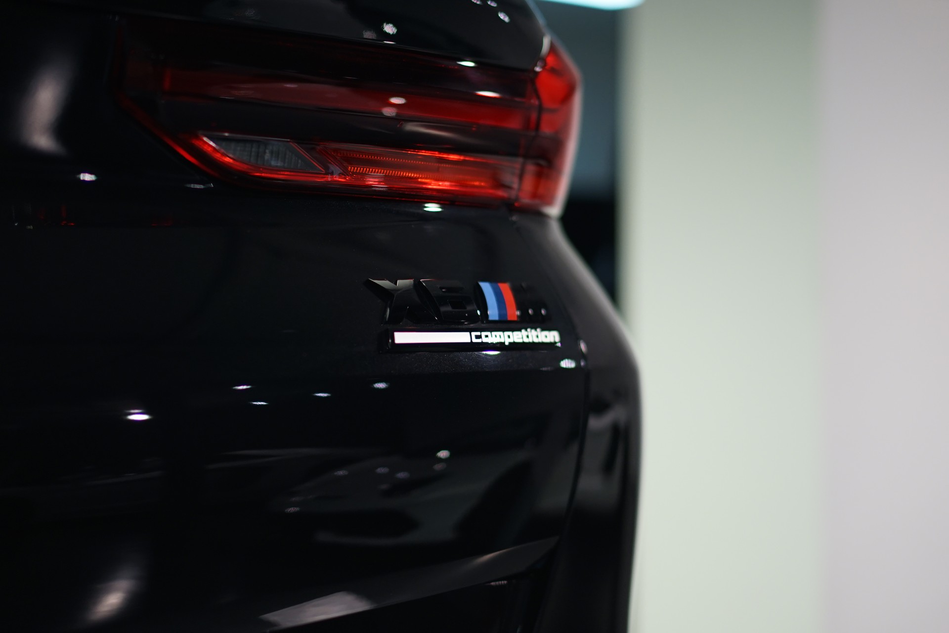 BMW X6M Steptronic M Competition *CH-Fahrzeug* *Carbon* *B&W*-image-37