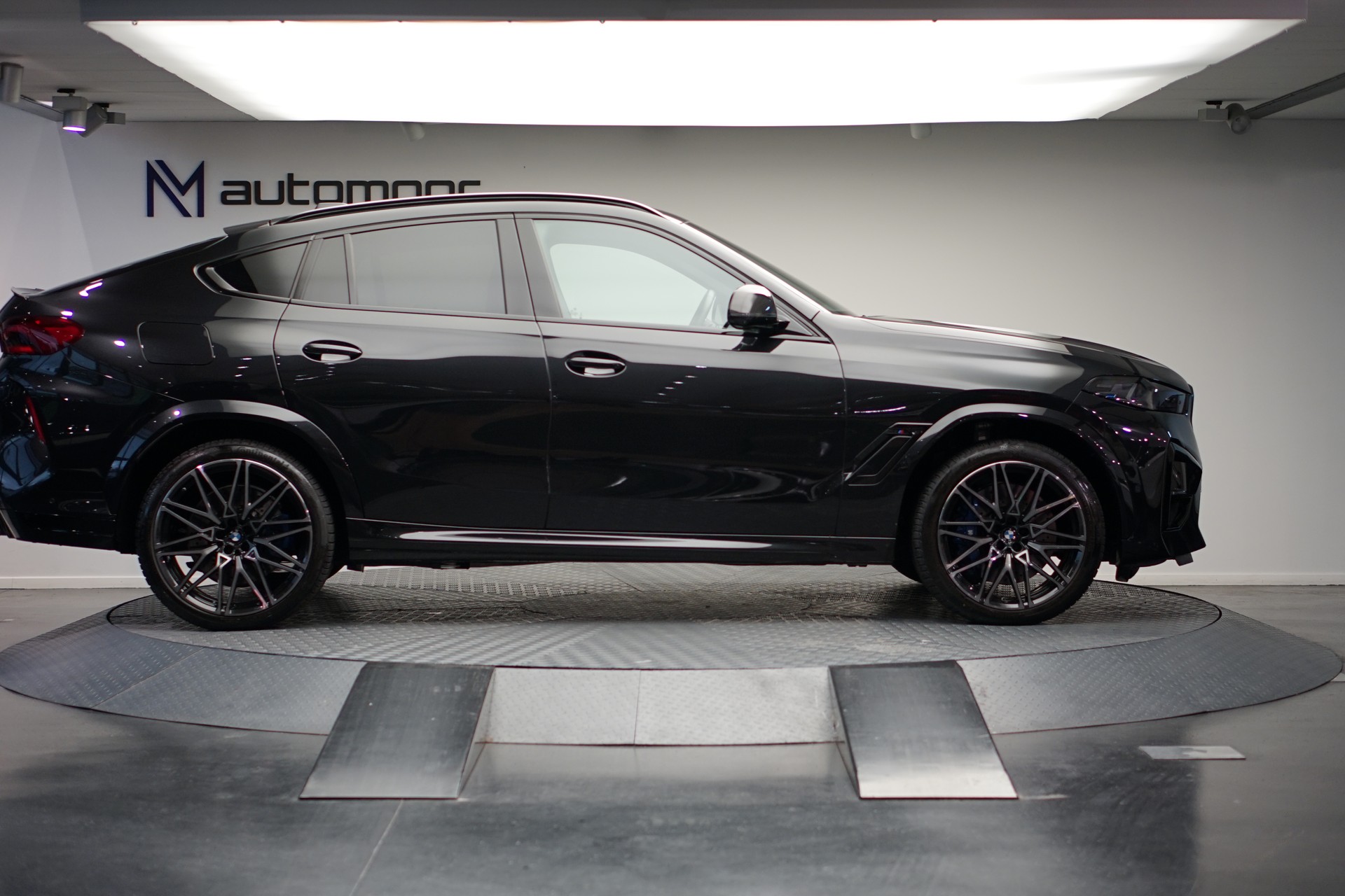 BMW X6M Steptronic M Competition *CH-Fahrzeug* *Carbon* *B&W*-showroom-element-3