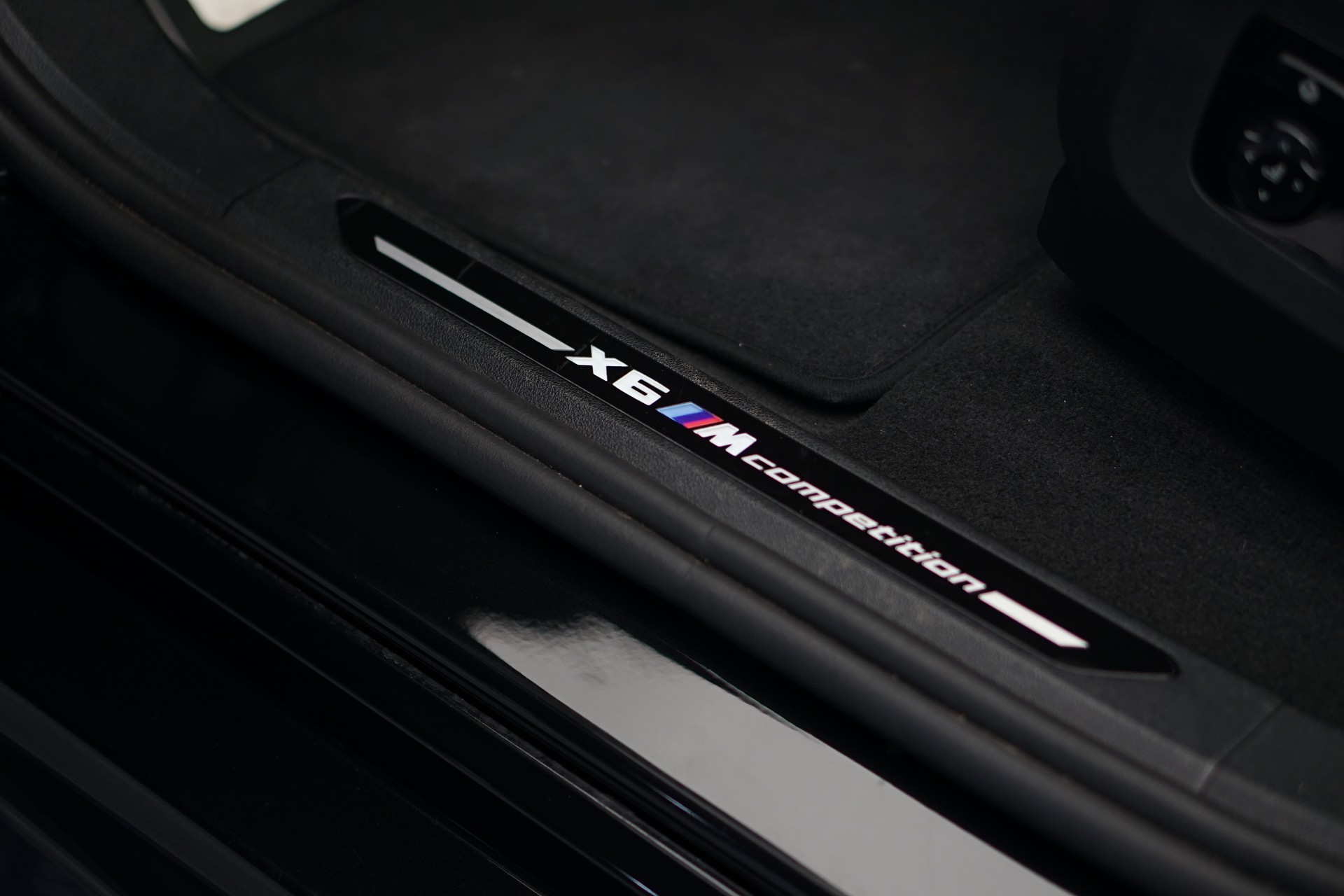 BMW X6M Steptronic M Competition *CH-Fahrzeug* *Carbon* *B&W*-image-31