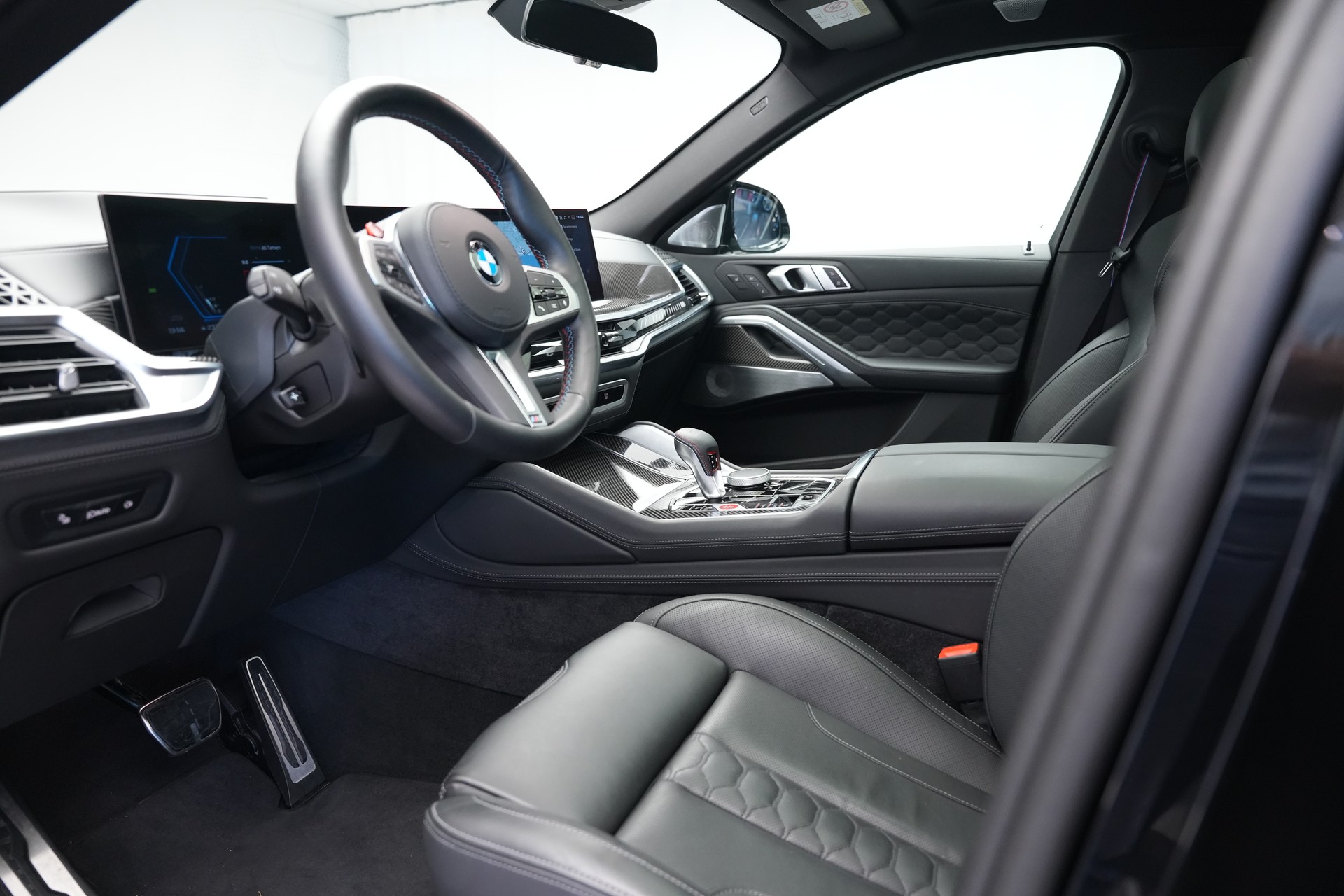 BMW X6M Steptronic M Competition *CH-Fahrzeug* *Carbon* *B&W*-image-10