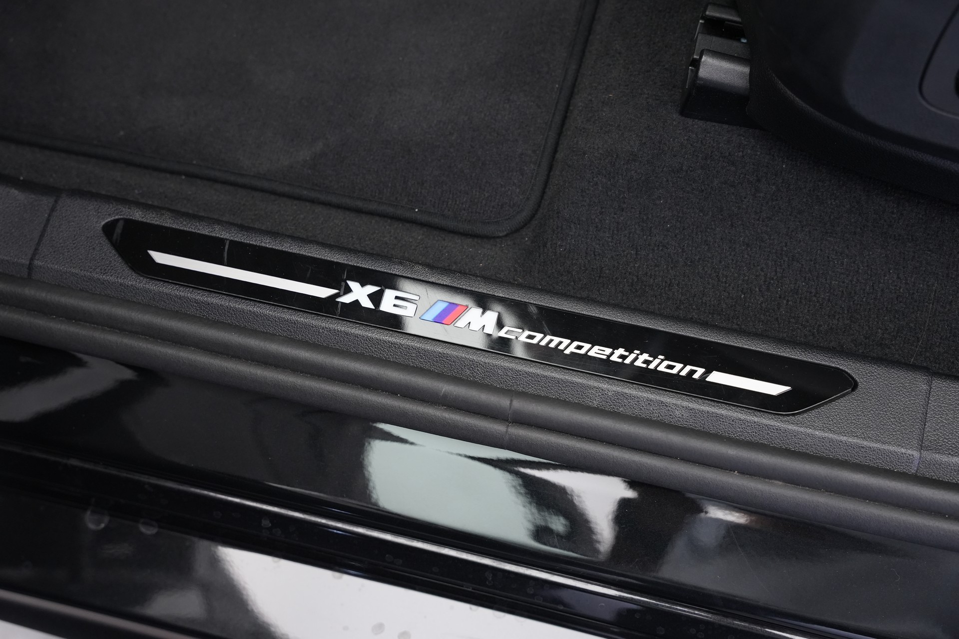 BMW X6M Steptronic M Competition *CH-Fahrzeug* *Carbon* *B&W*-image-20