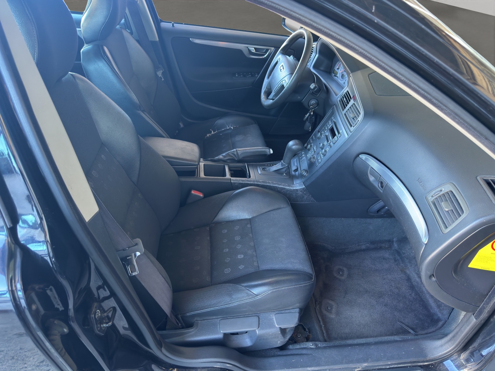 VOLVO V70 2.0T-image-13