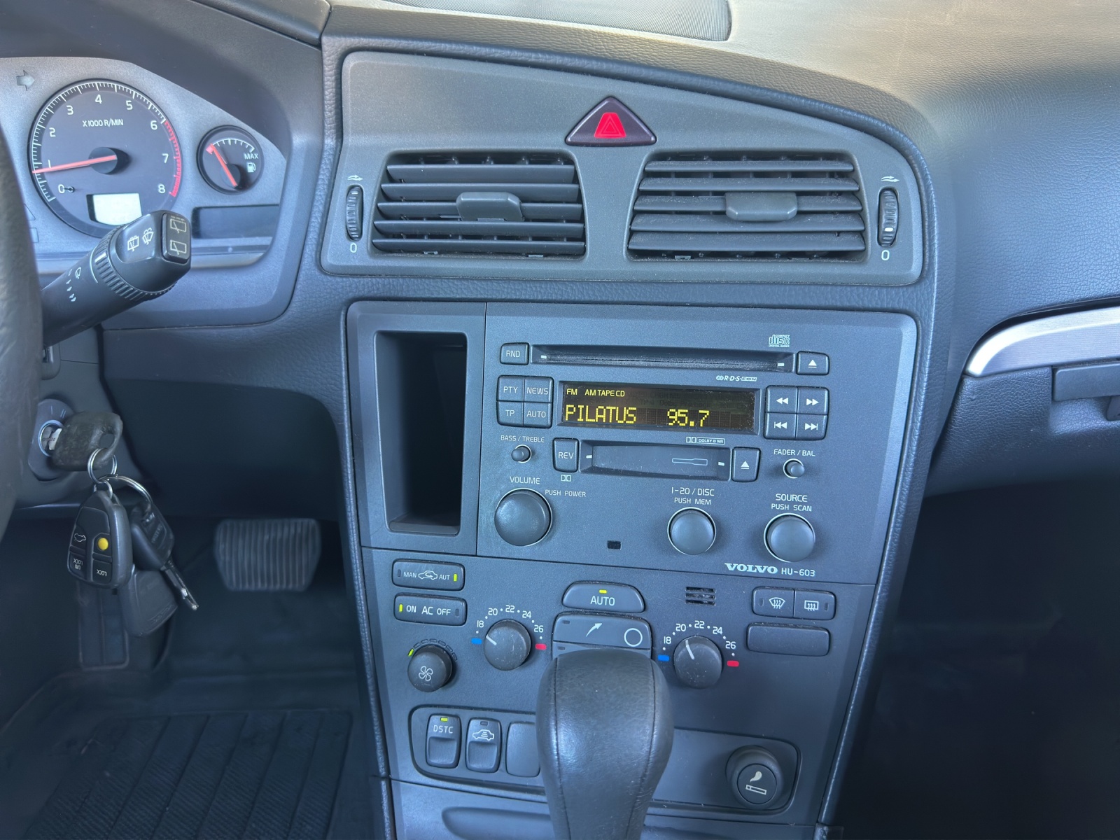 VOLVO V70 2.0T-image-12