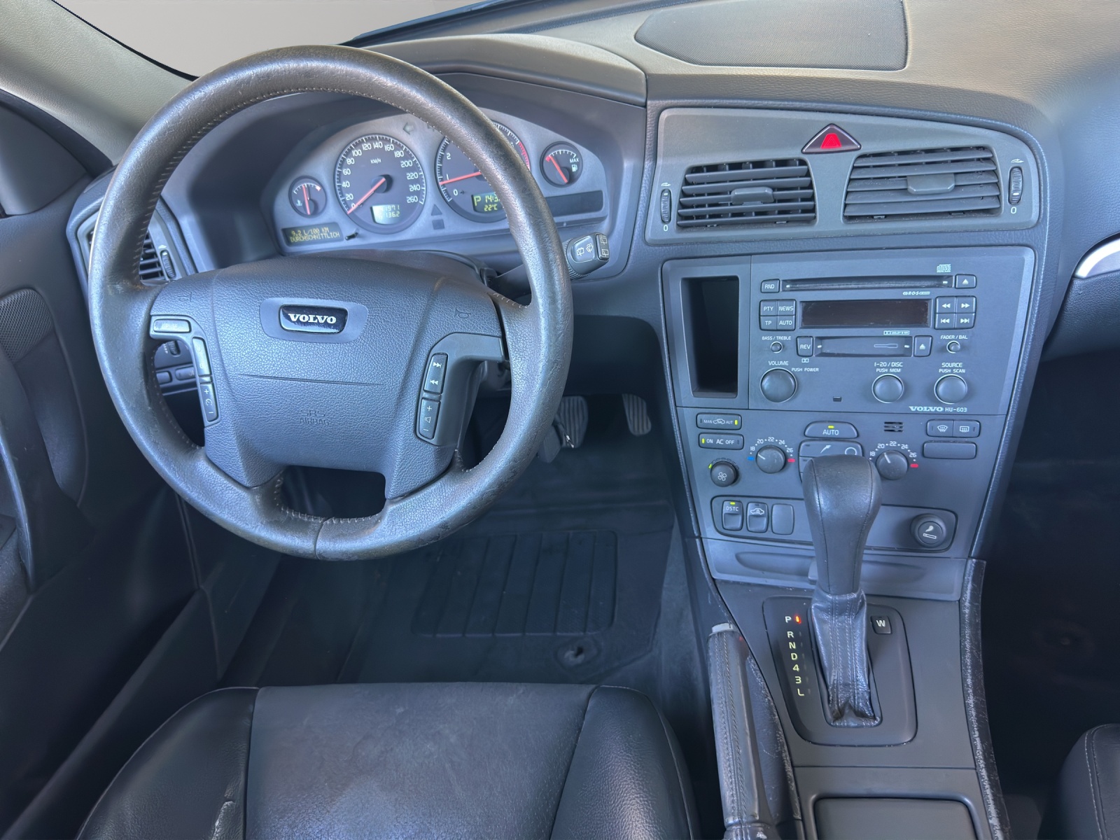 VOLVO V70 2.0T-image-9