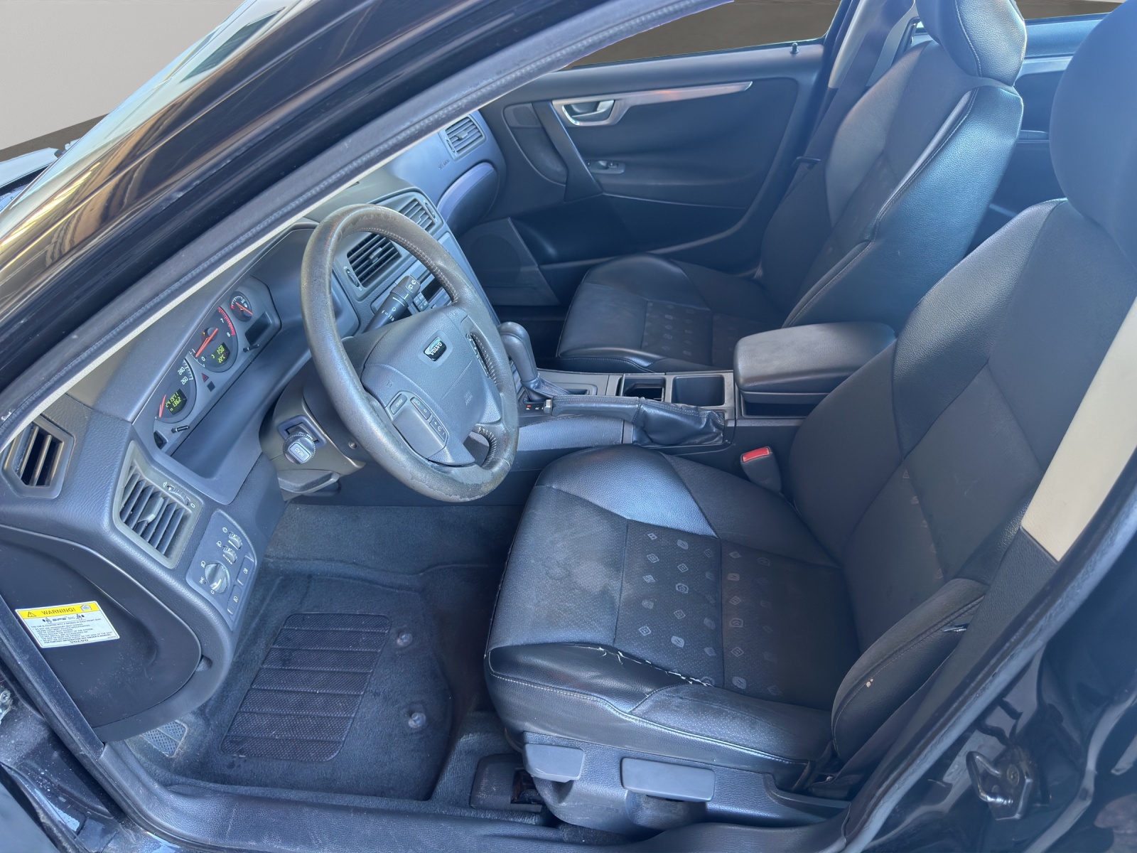VOLVO V70 2.0T-image-8