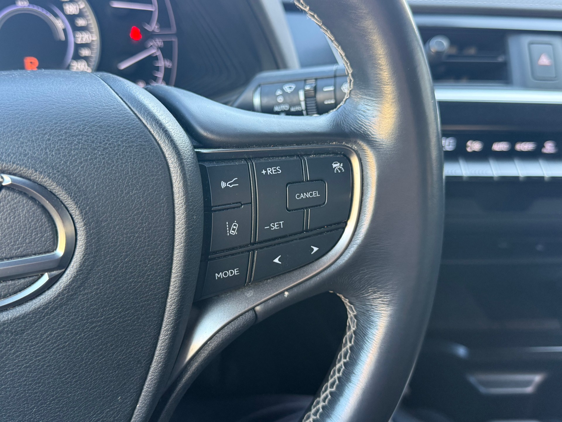 LEXUS UX 250h Impression Automatic-image-13