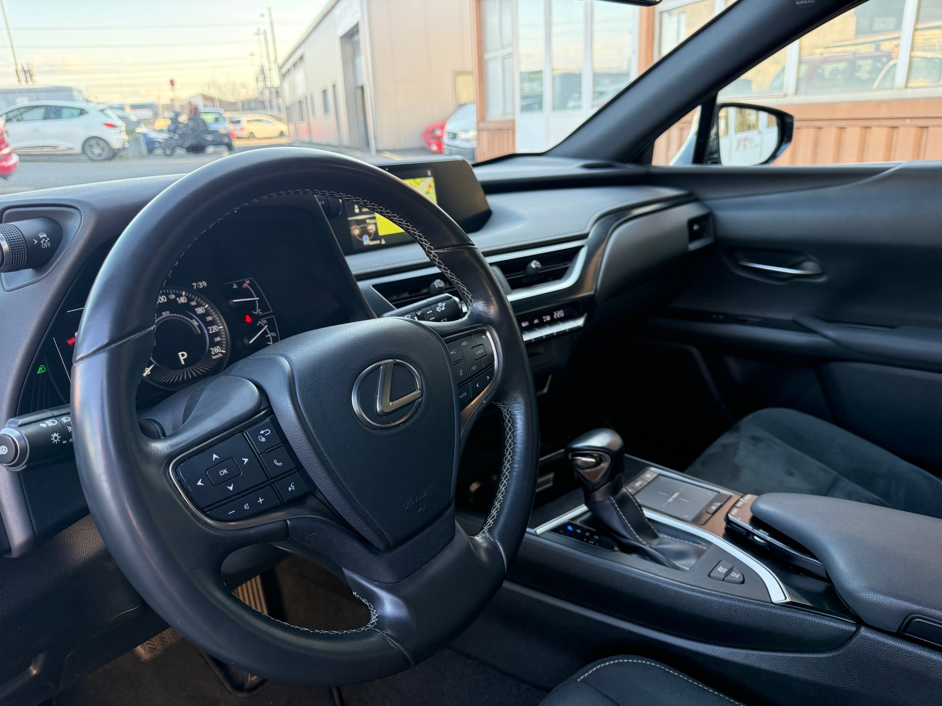 LEXUS UX 250h Impression Automatic-image-4