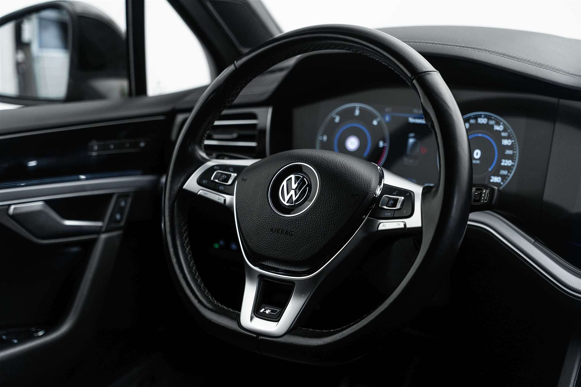VW Touareg 3.0 TDI R Line Tiptronic-image-10