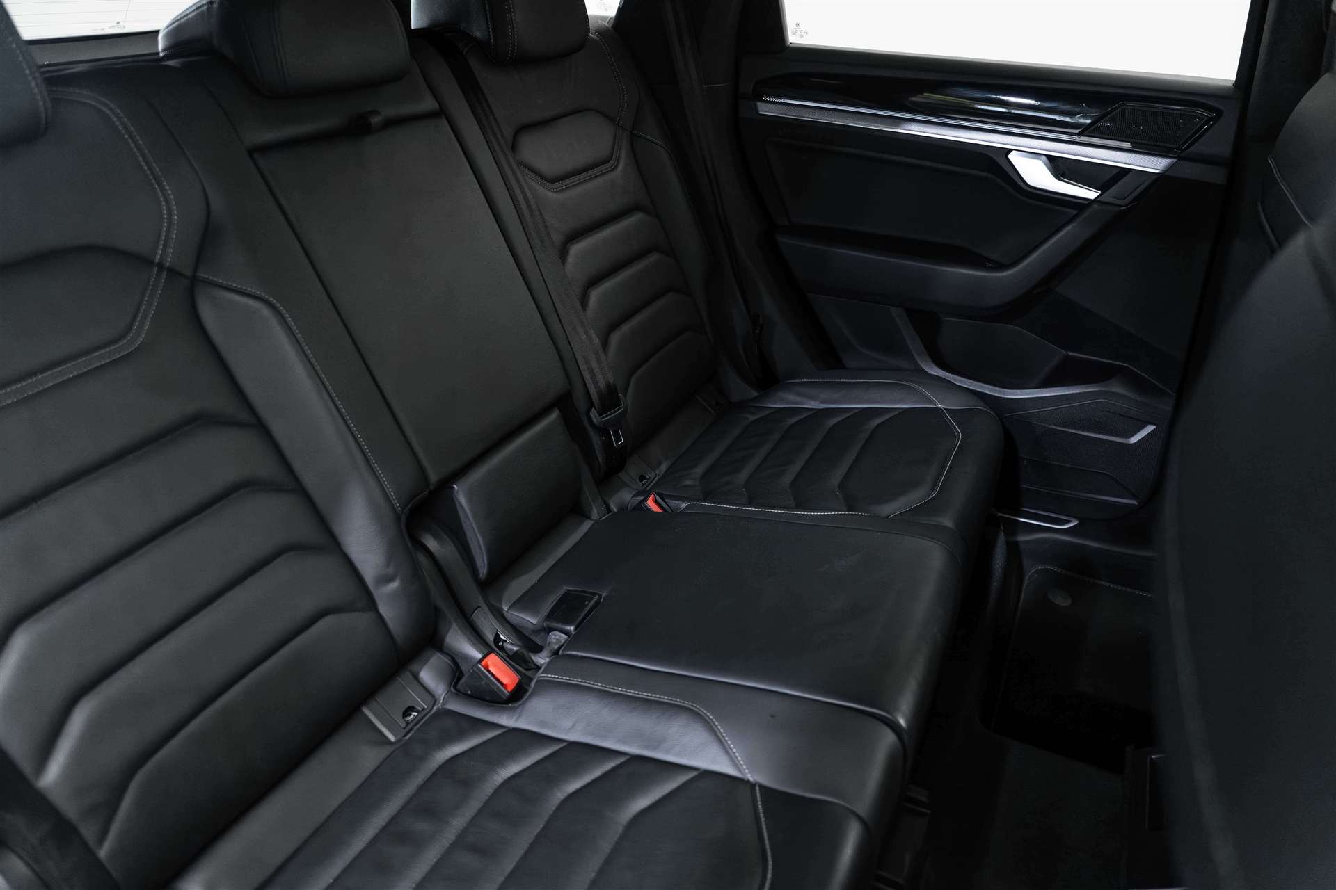 VW Touareg 3.0 TDI R Line Tiptronic-image-14