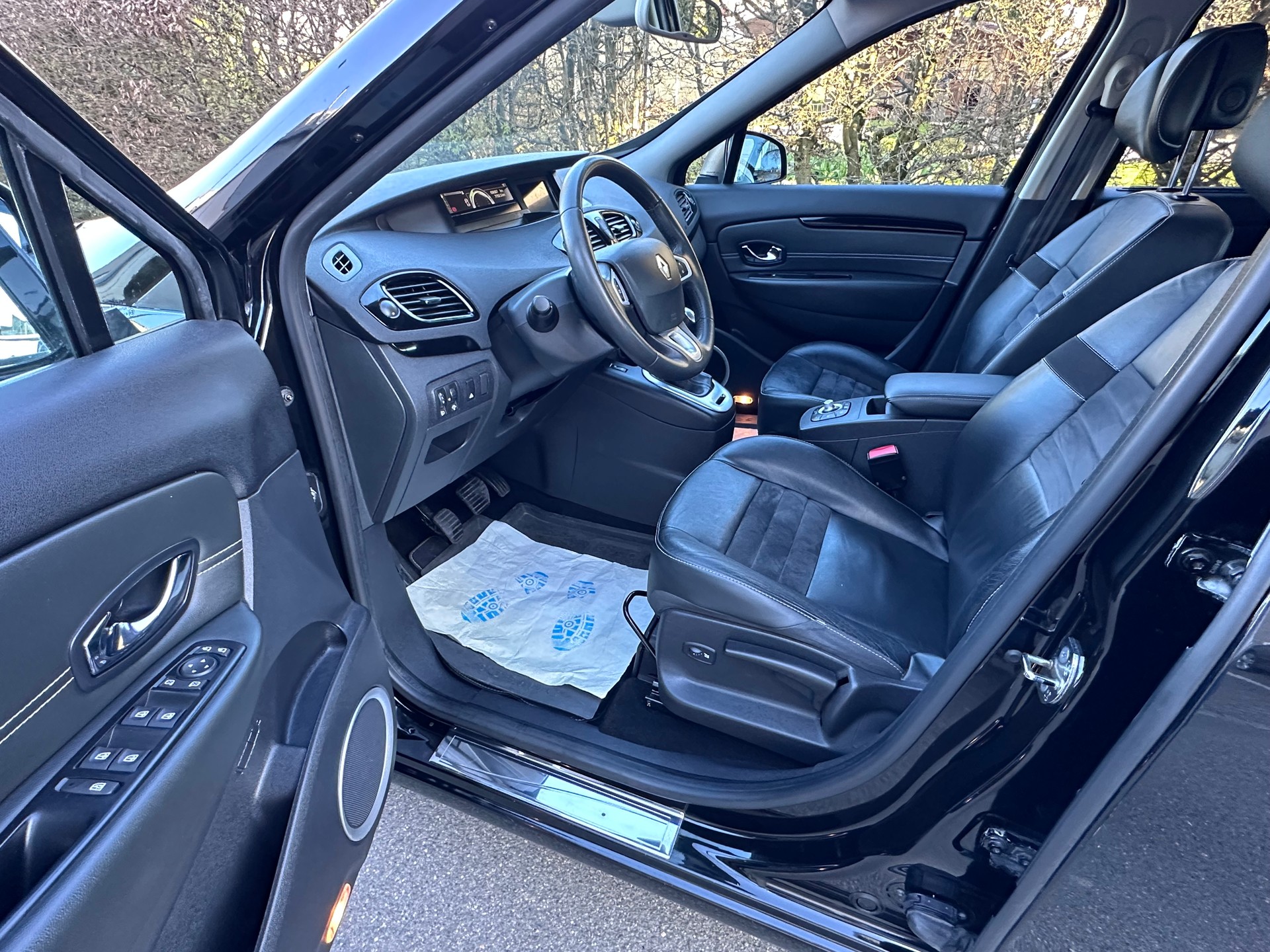 RENAULT Scénic 1.4 16V Turbo Bose-image-8