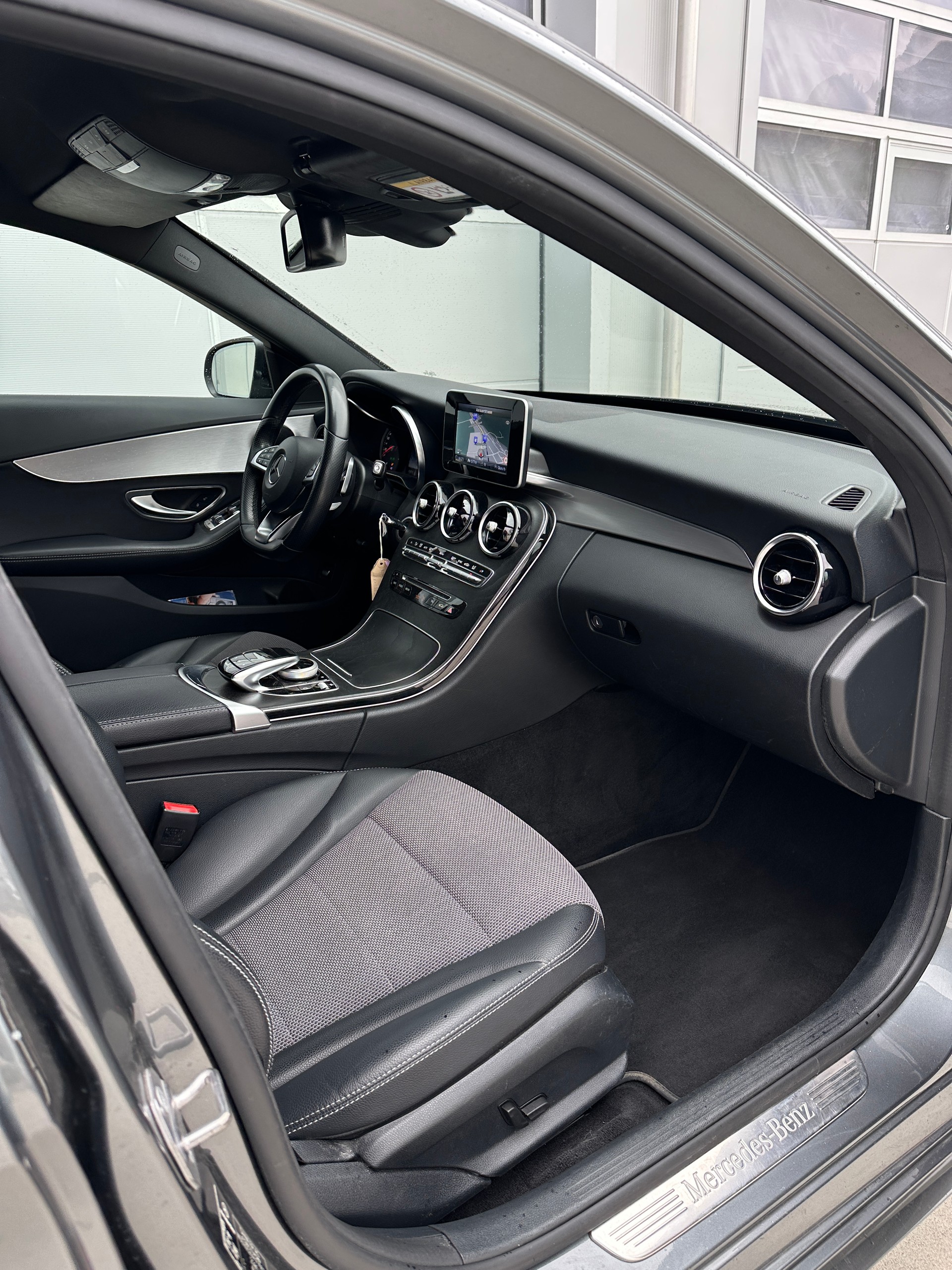 MERCEDES-BENZ C 250 d AMG Line 4Matic 9G-Tronic-image-11