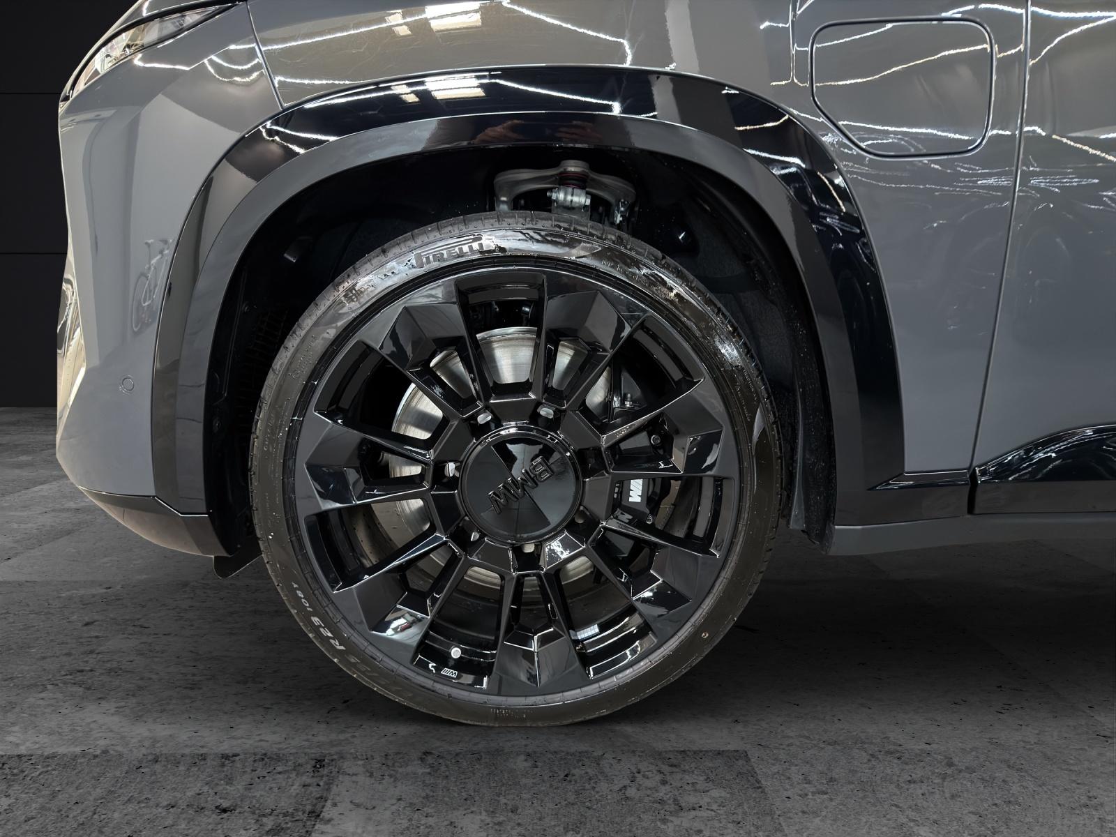 BMW XM 50e Plug-in Hybrid-image-8