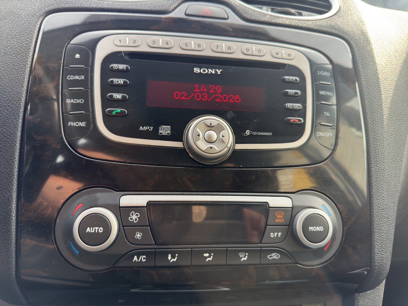 FORD Focus 2.0i Ghia-image-8