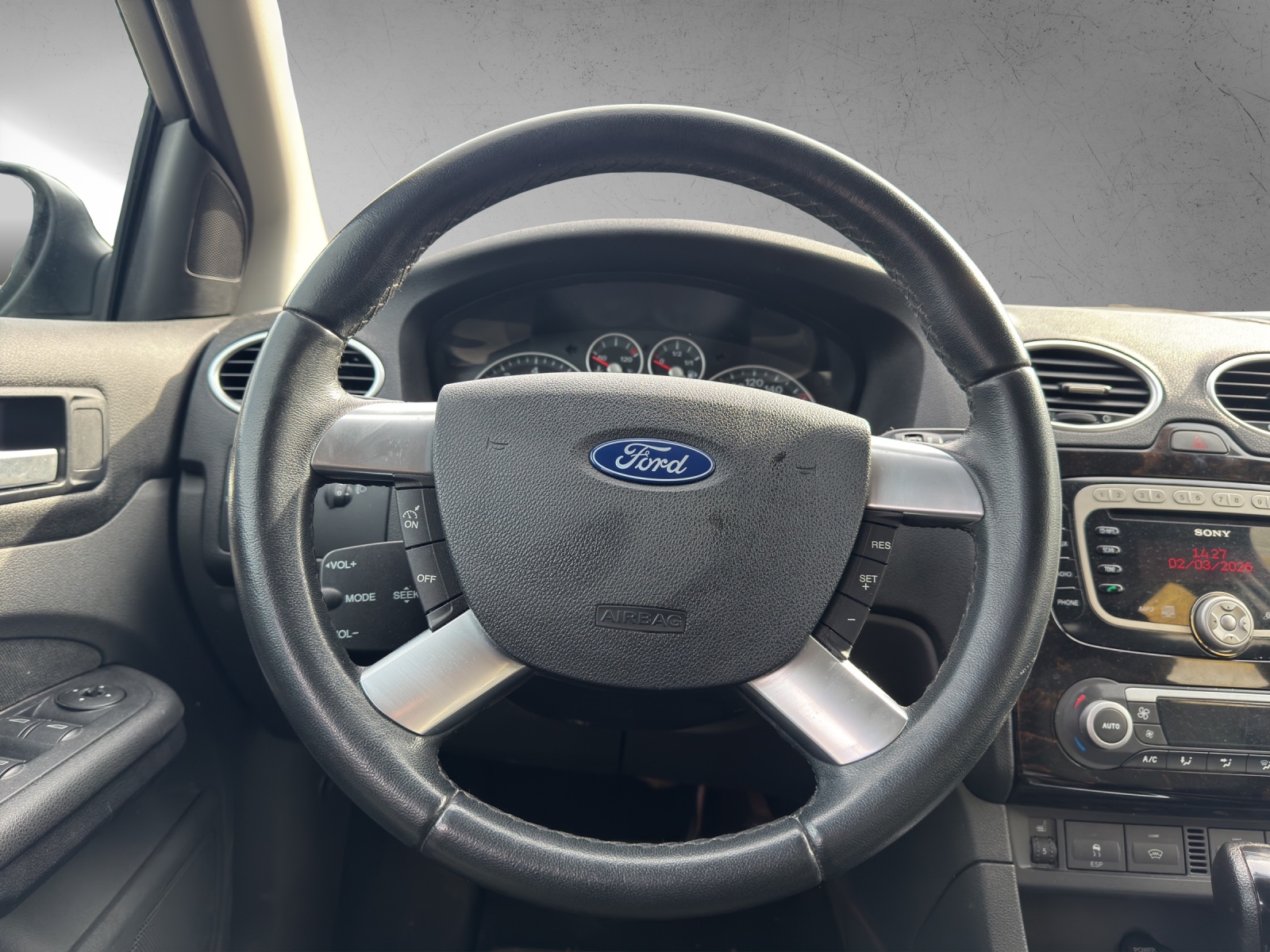 FORD Focus 2.0i Ghia-image-6