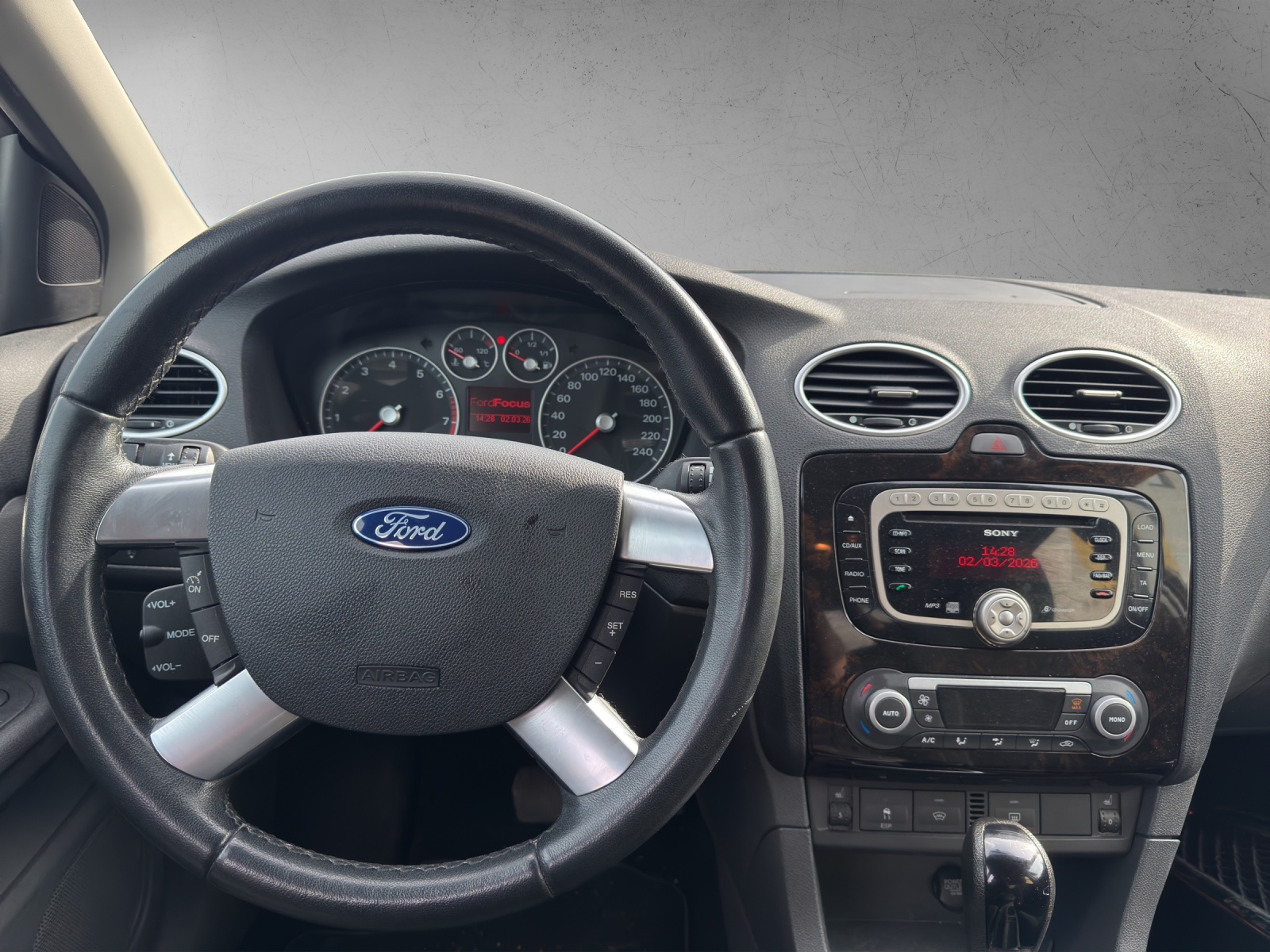 FORD Focus 2.0i Ghia-image-7