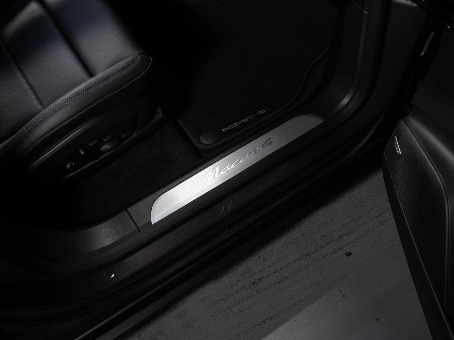 PORSCHE Macan 4-image-16