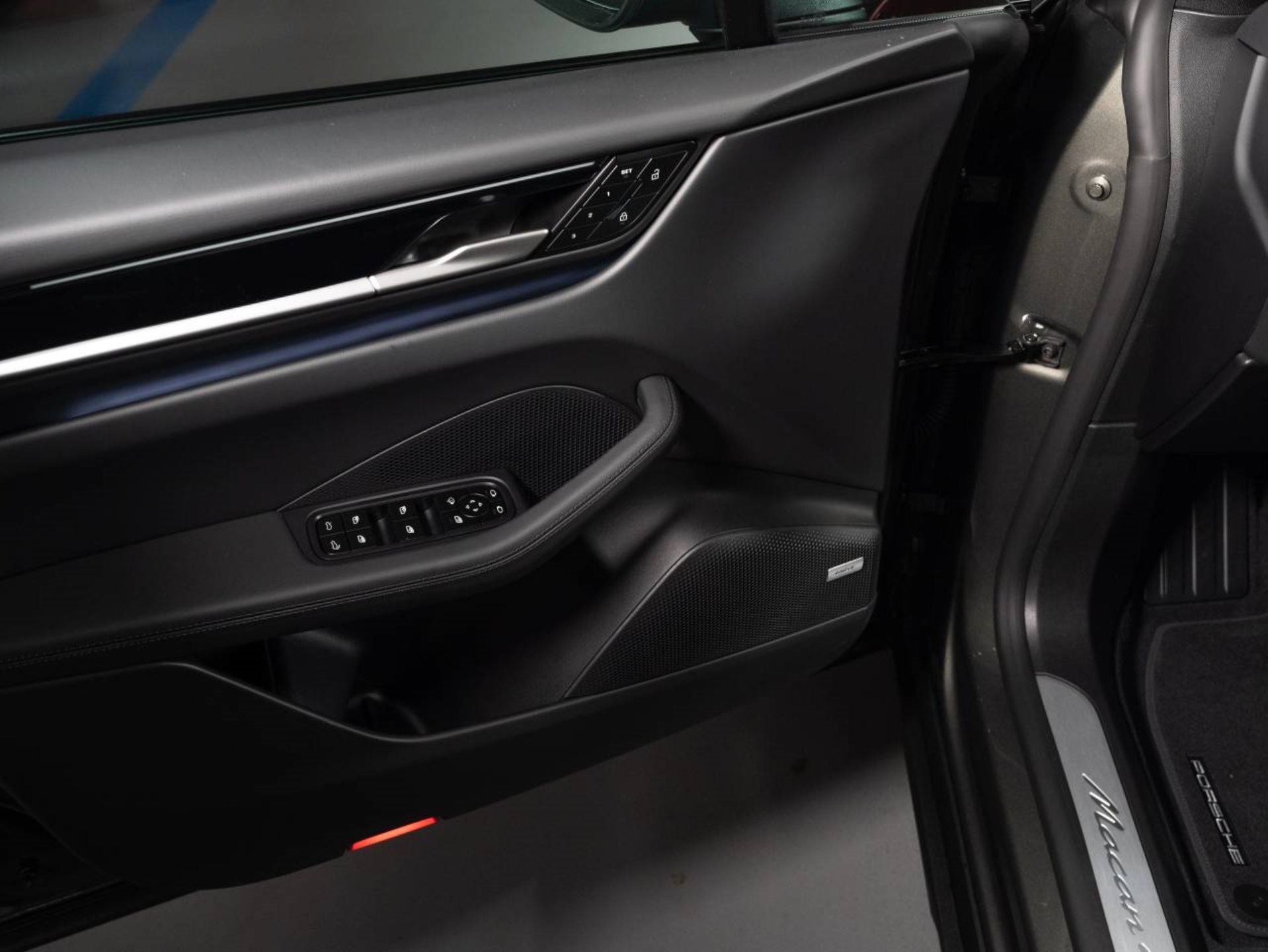PORSCHE Macan 4-image-14