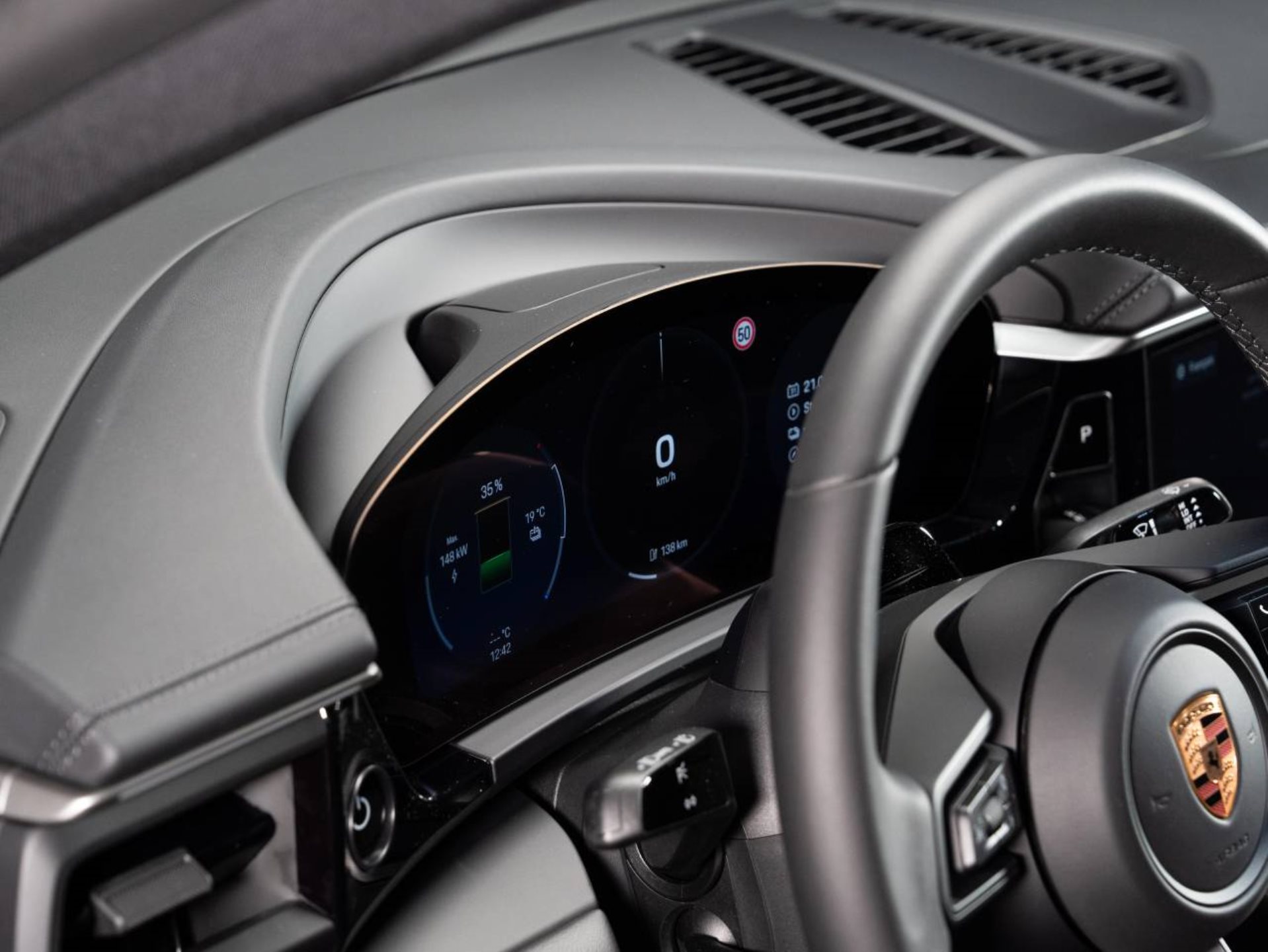 PORSCHE Macan 4-image-10